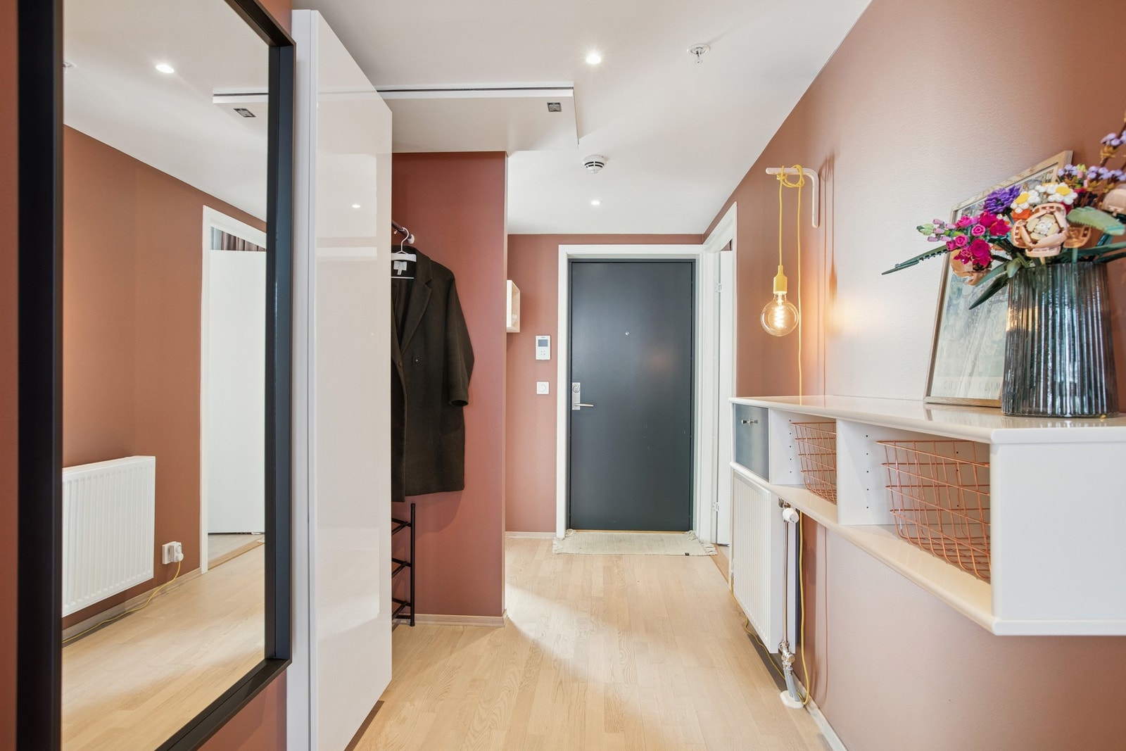 En stilfull og innbydende entré med god plass til garderobeskap ønsker deg velkommen hjem. Galleribilde