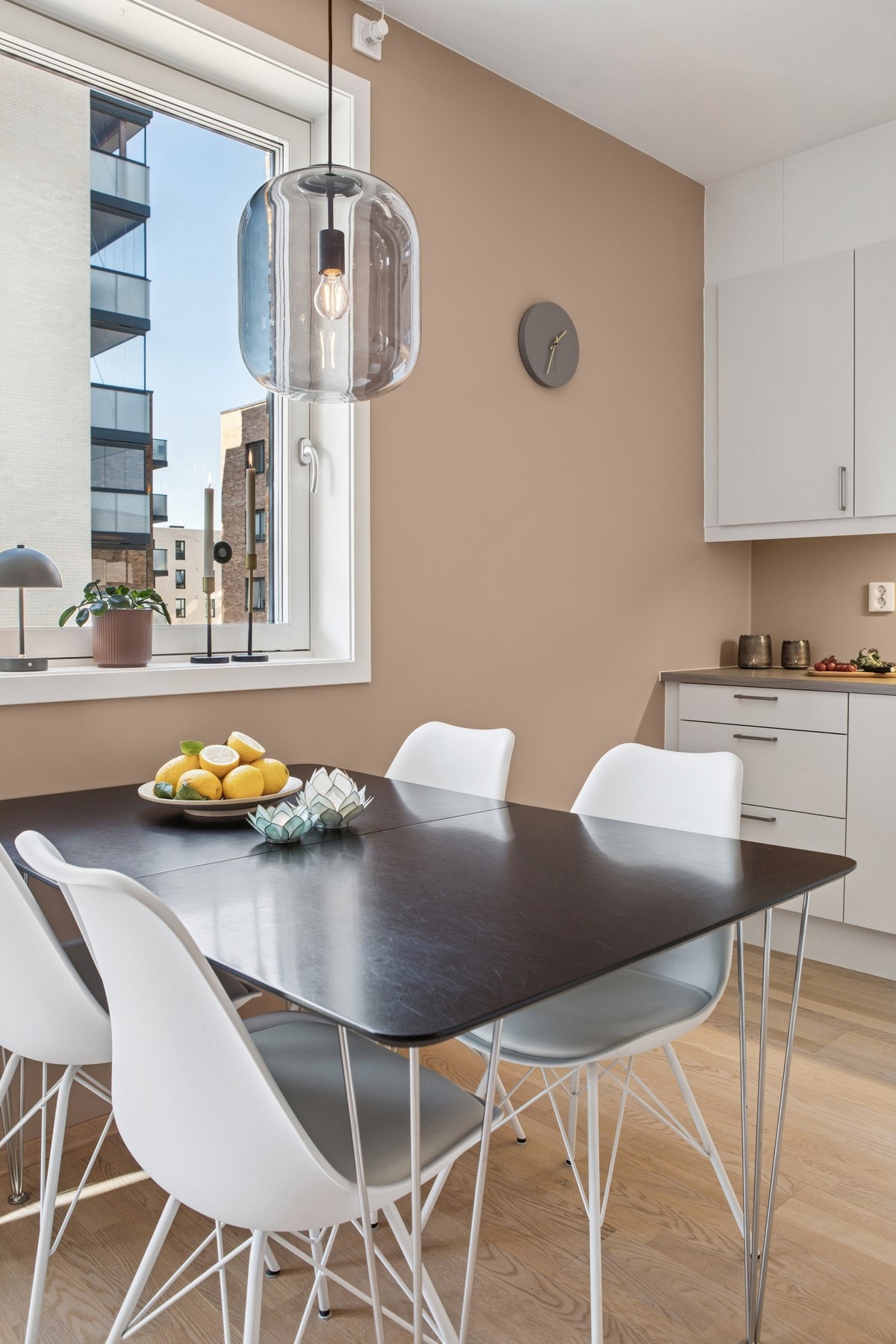 Et stort vindu gir godt med dagslys på kjøkkenet. Galleribilde