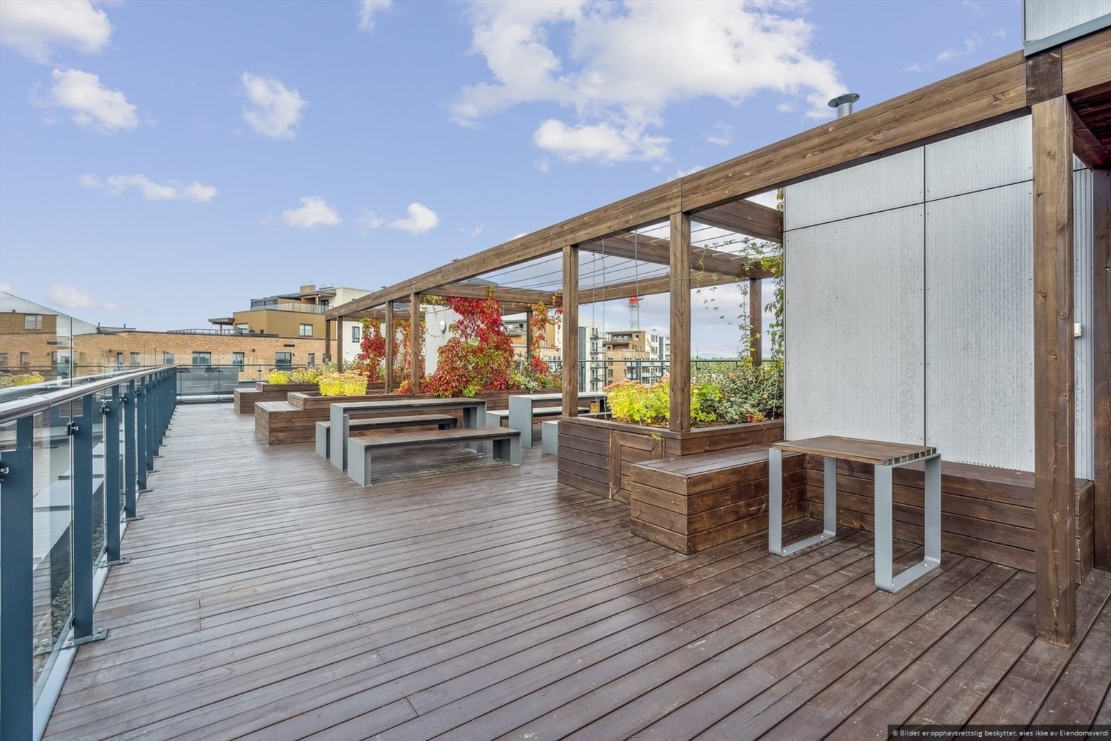 I tillegg har sameiet en felles takterrasse, noe som gir beboerne en ekstra uteplass for sosiale sammenkomster eller rolige stunder. Galleribilde