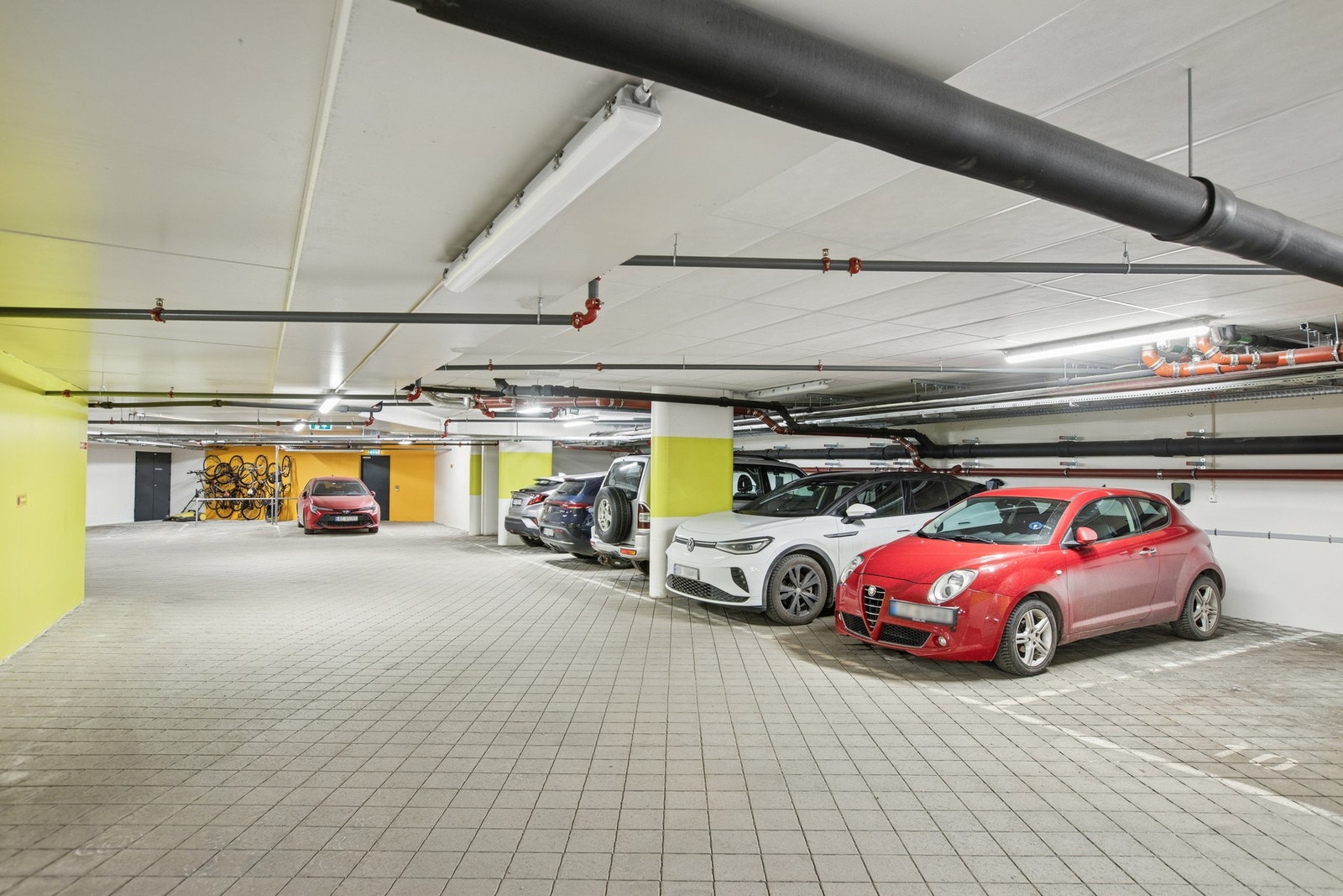 Leiligheten disponerer en parkeringsplass med elbil-lader i garasjekjelleren. Galleribilde