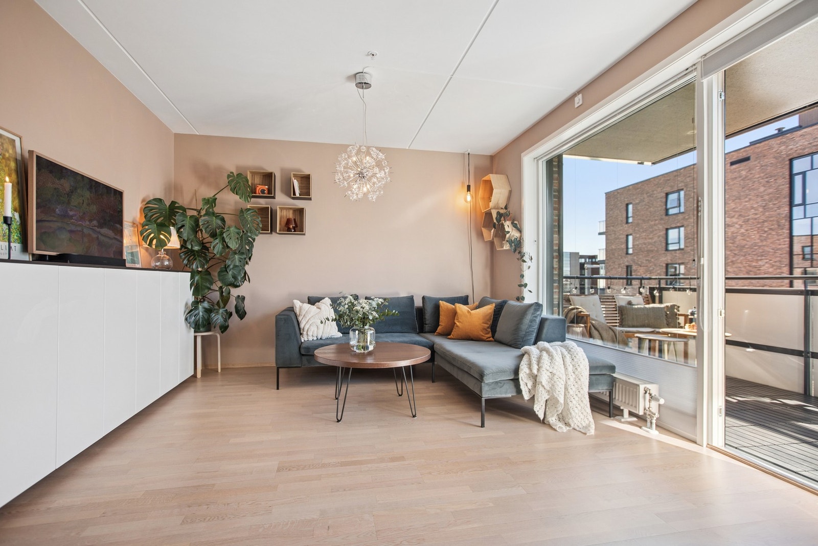 Stuen har en lun og innbydende atmosfære med god plass til sofagruppe. Galleribilde