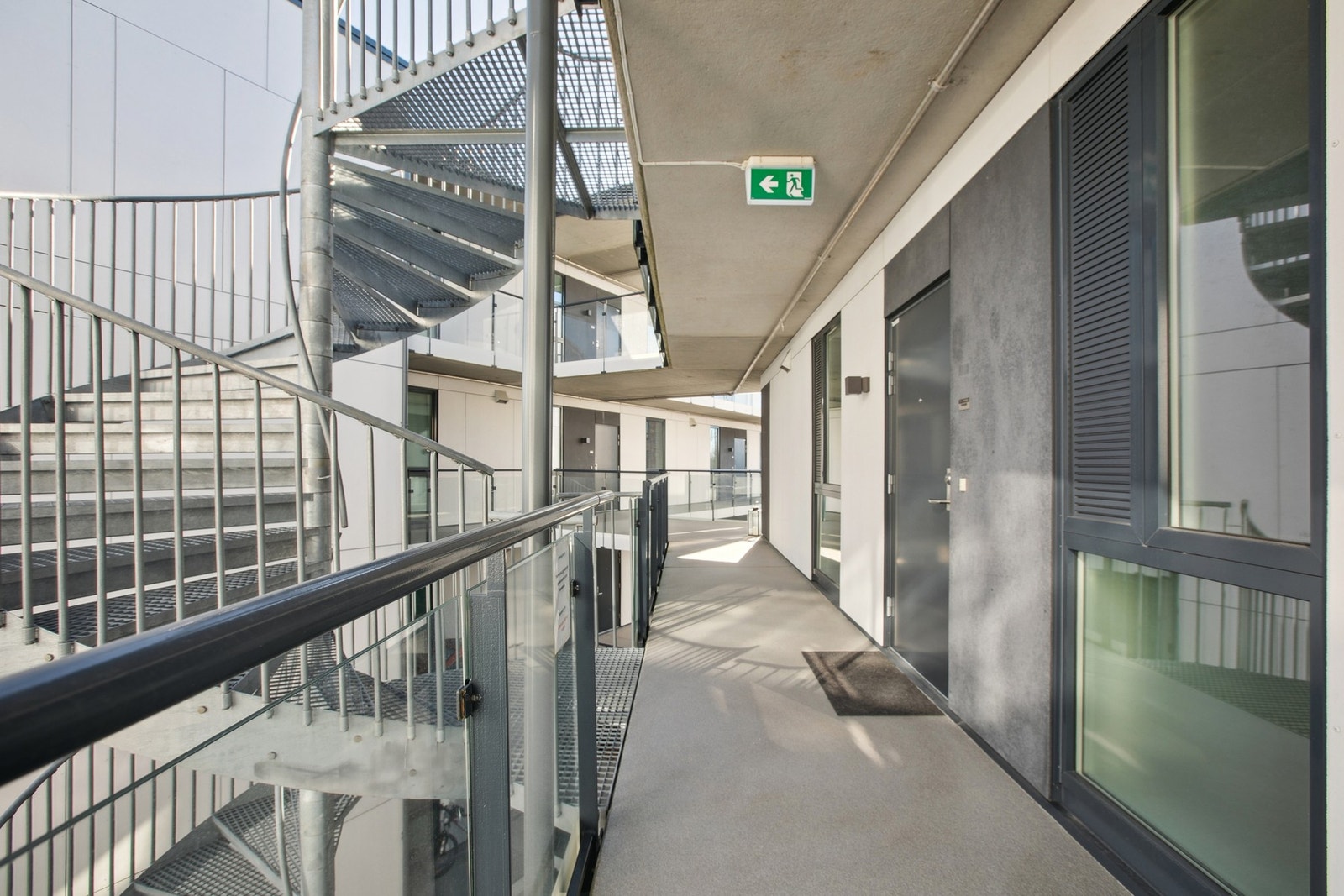 Leilighet beliggende i byggets 4.etasje. Adkomst via felles trappeoppgang. Oppgangen har heis. Galleribilde