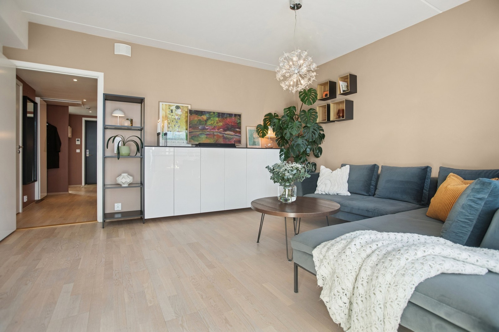 Gulvene er belagt med lekker, moderne parkett som gir et stilfullt og tidløst uttrykk. Galleribilde