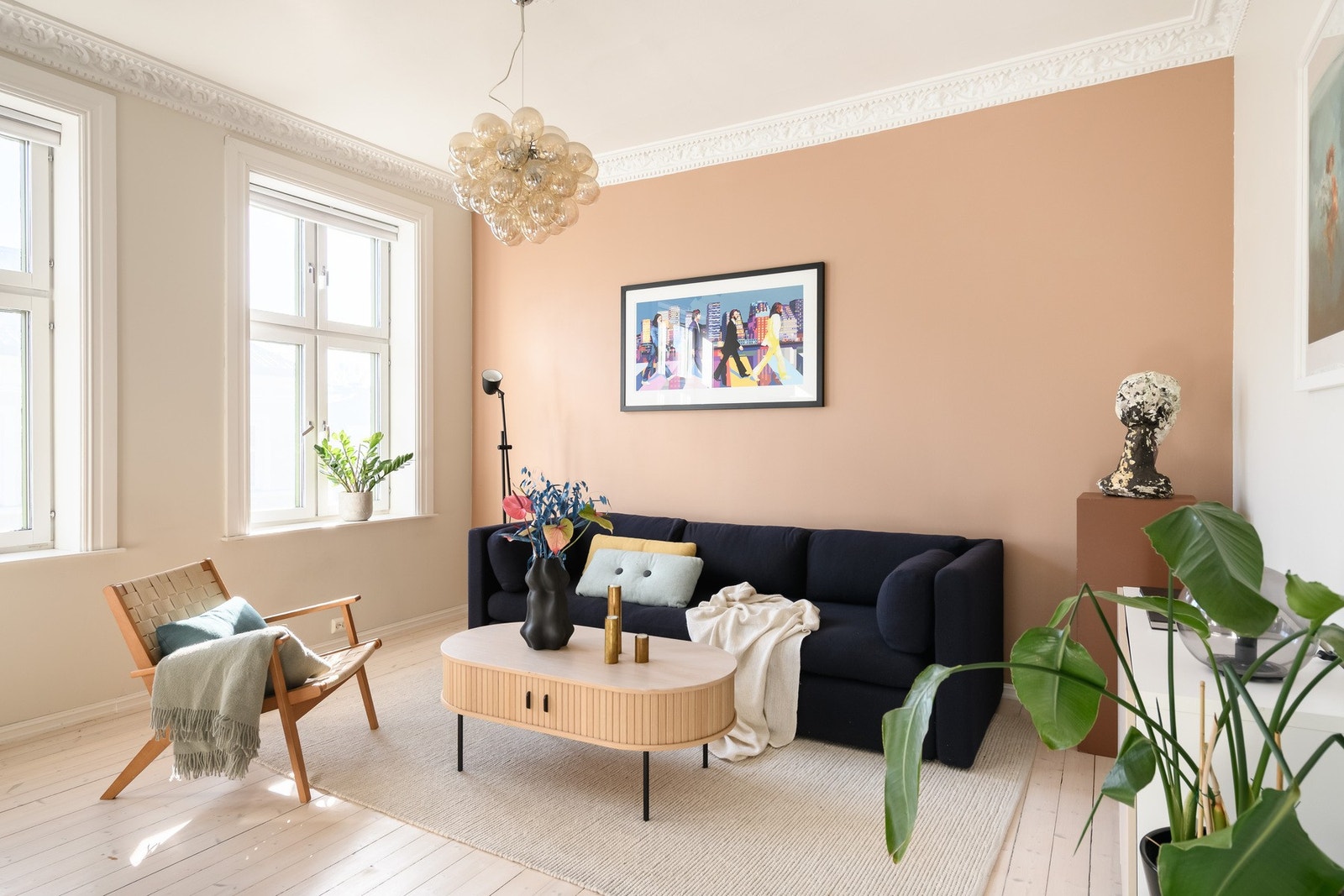 Stuen er romslig og innbydende med originalt tregulv som er slipt og lakket. Galleribilde