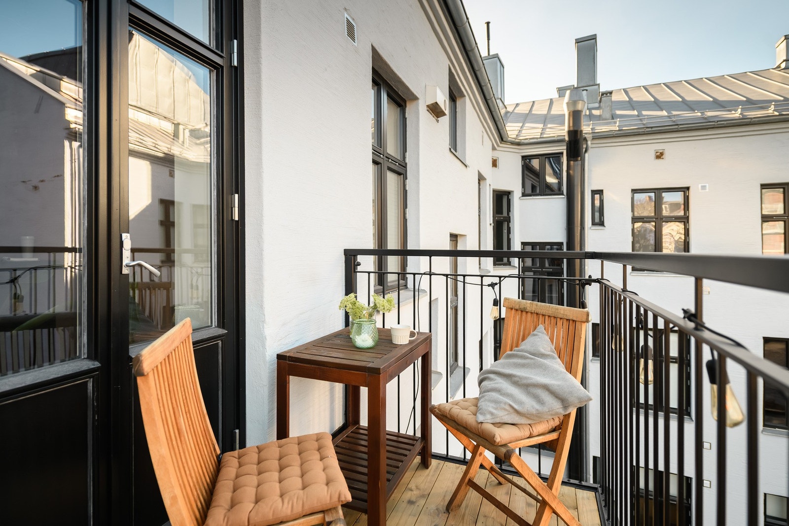 Her er det sol fra 16 til 19-tiden, samt et par timer morgensol om sommeren. Galleribilde