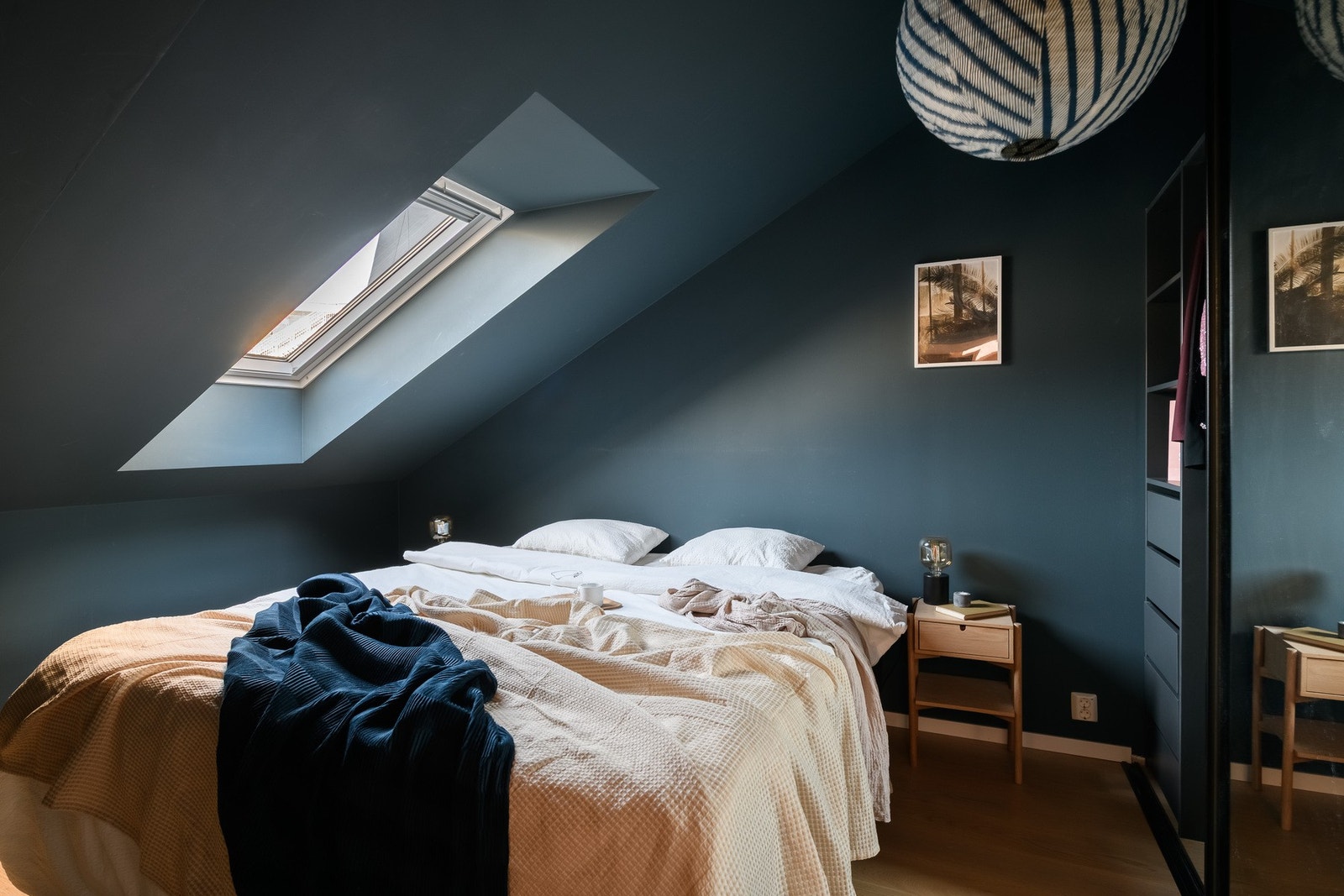 Loftet har to gode soverom med takvinduer, solskjerming, enstavs parkett og stilig fargevalg. Galleribilde