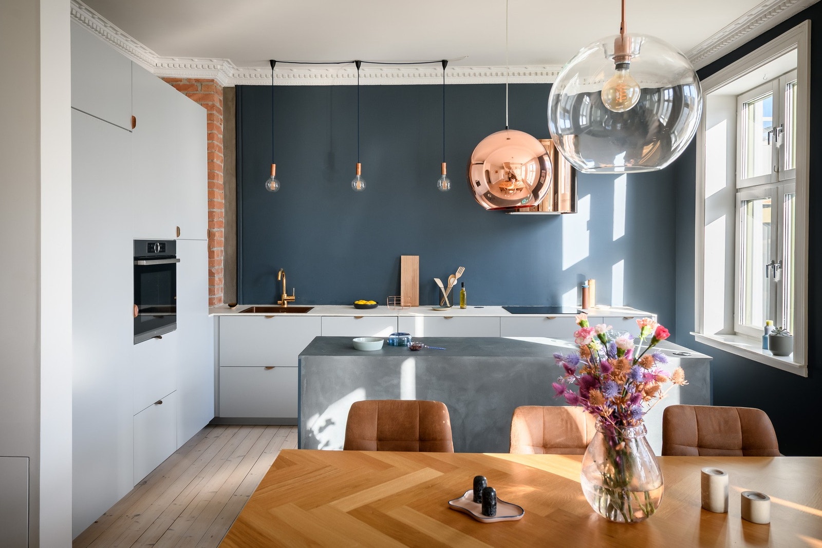 Kjøkkenet fra 2018 er strømlinjeformet og moderne, der sonen rammes inn av original stukkatur i himlingen. Galleribilde