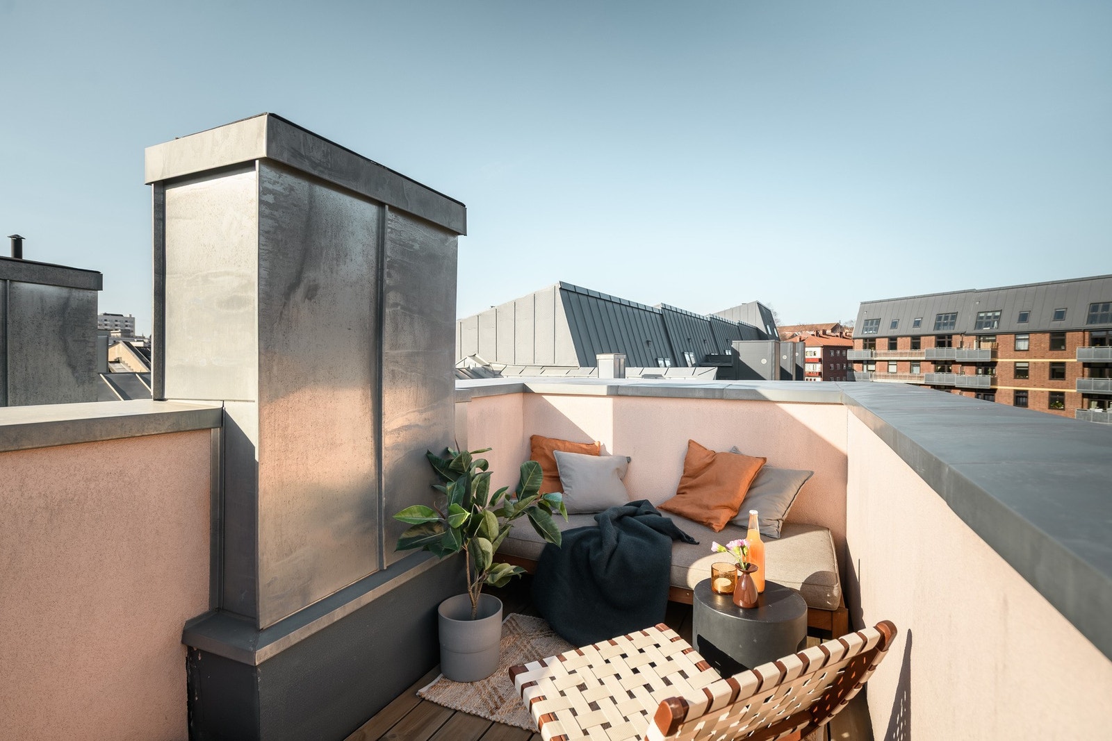 Takterrassen er lun og privat med sol fra soloppgang til solnedgang. Galleribilde