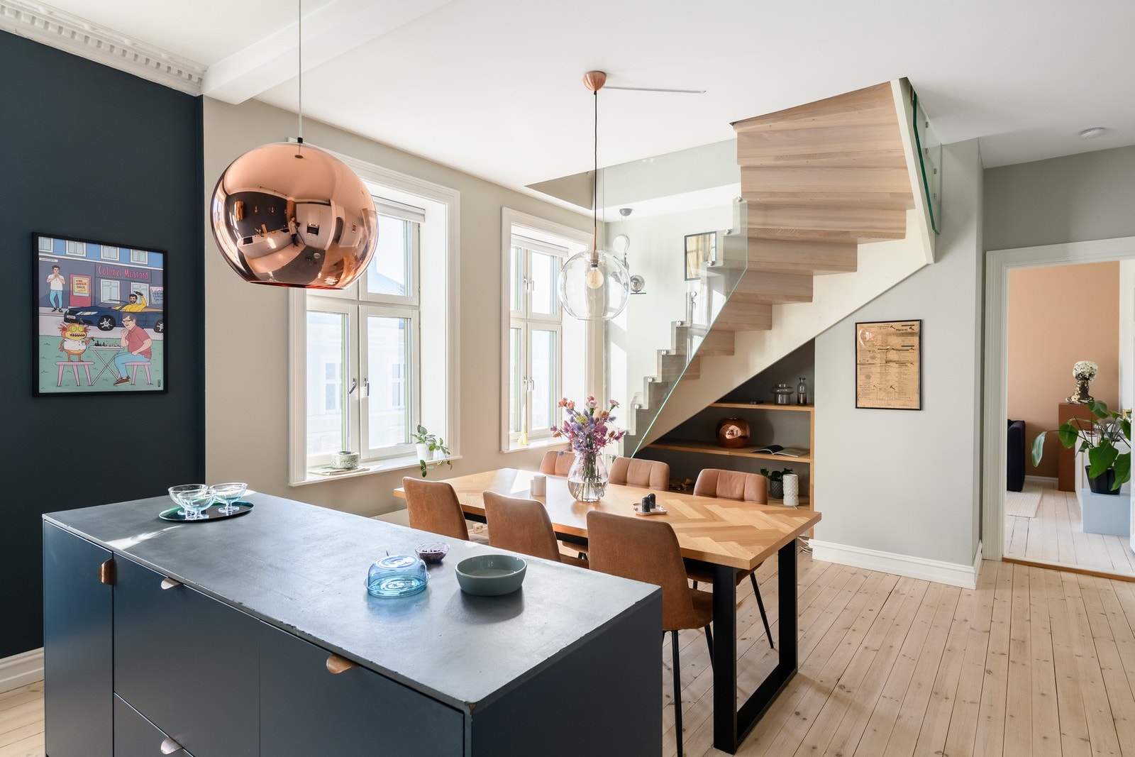 Kjøkken og spisestue danner et sosial midtpunkt med kjøkkenøy og god plass til langbord. Galleribilde