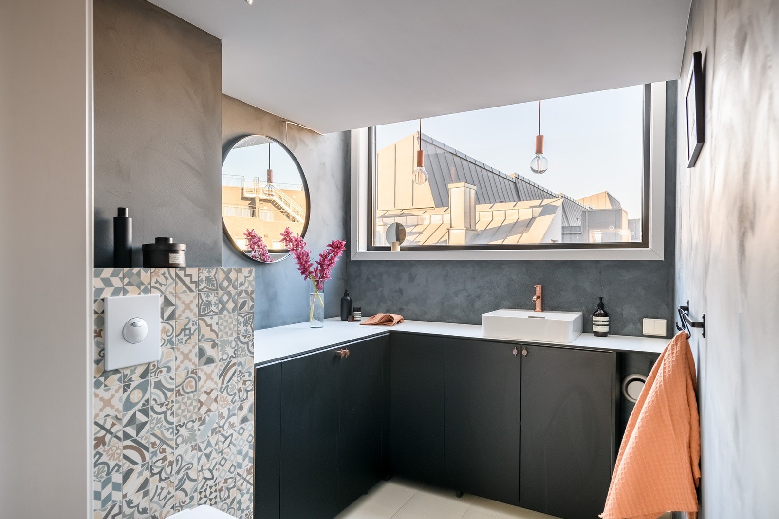 Toalettet i loftsetasjen er fra 2018. Delikat innredet i tråd med leilighetens stil. Galleribilde