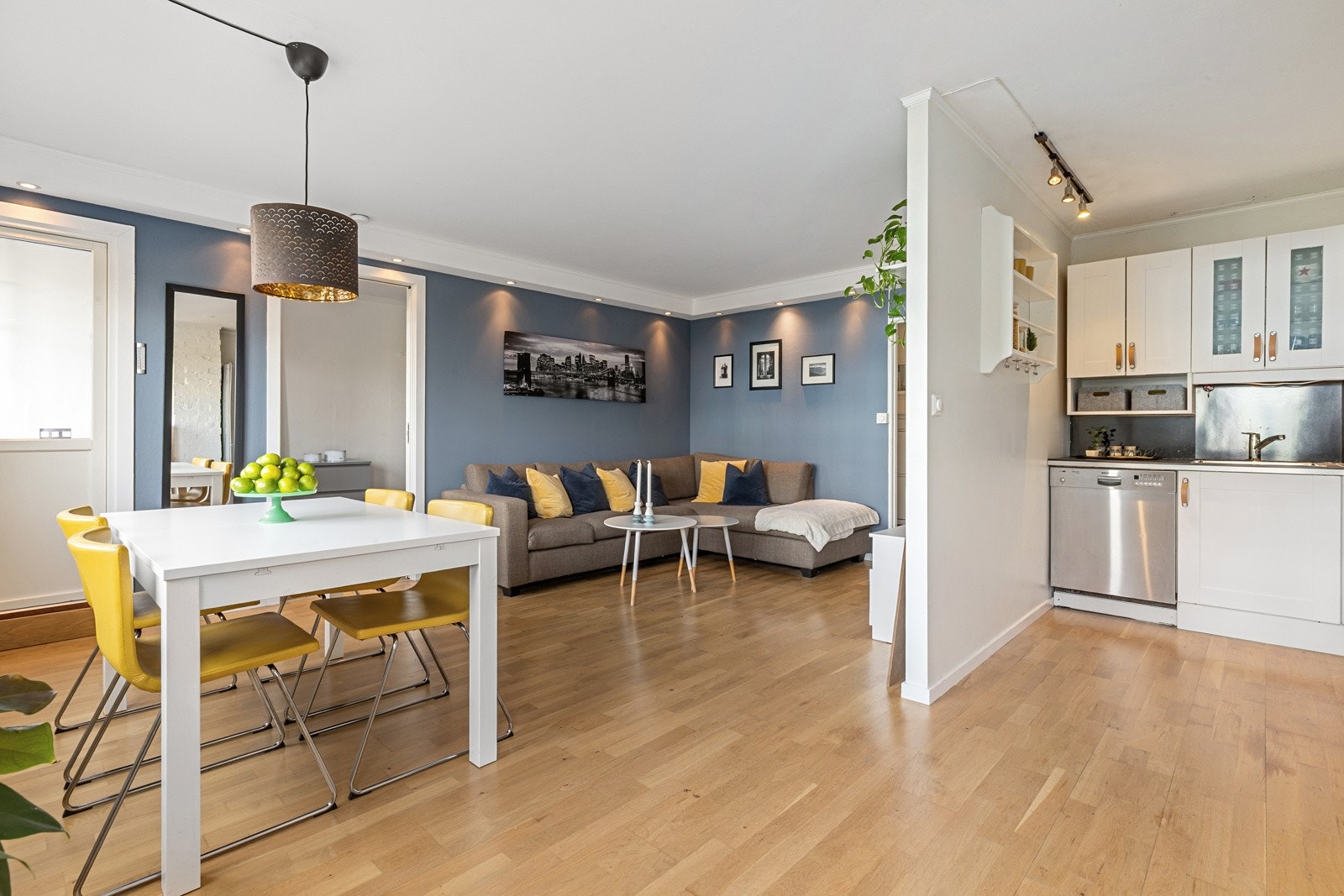 Gulvet består av en 3- stavs eikeparkett. Galleribilde