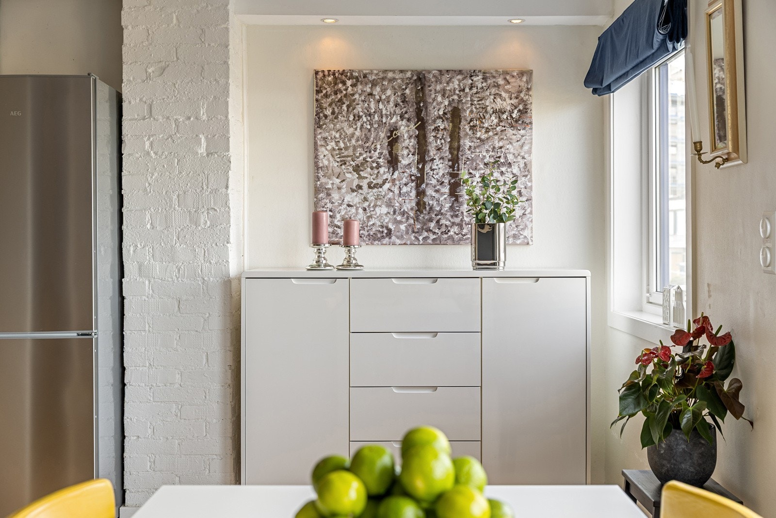 Den åpne løsningen skaper et sosialt oppholdsrom. Galleribilde