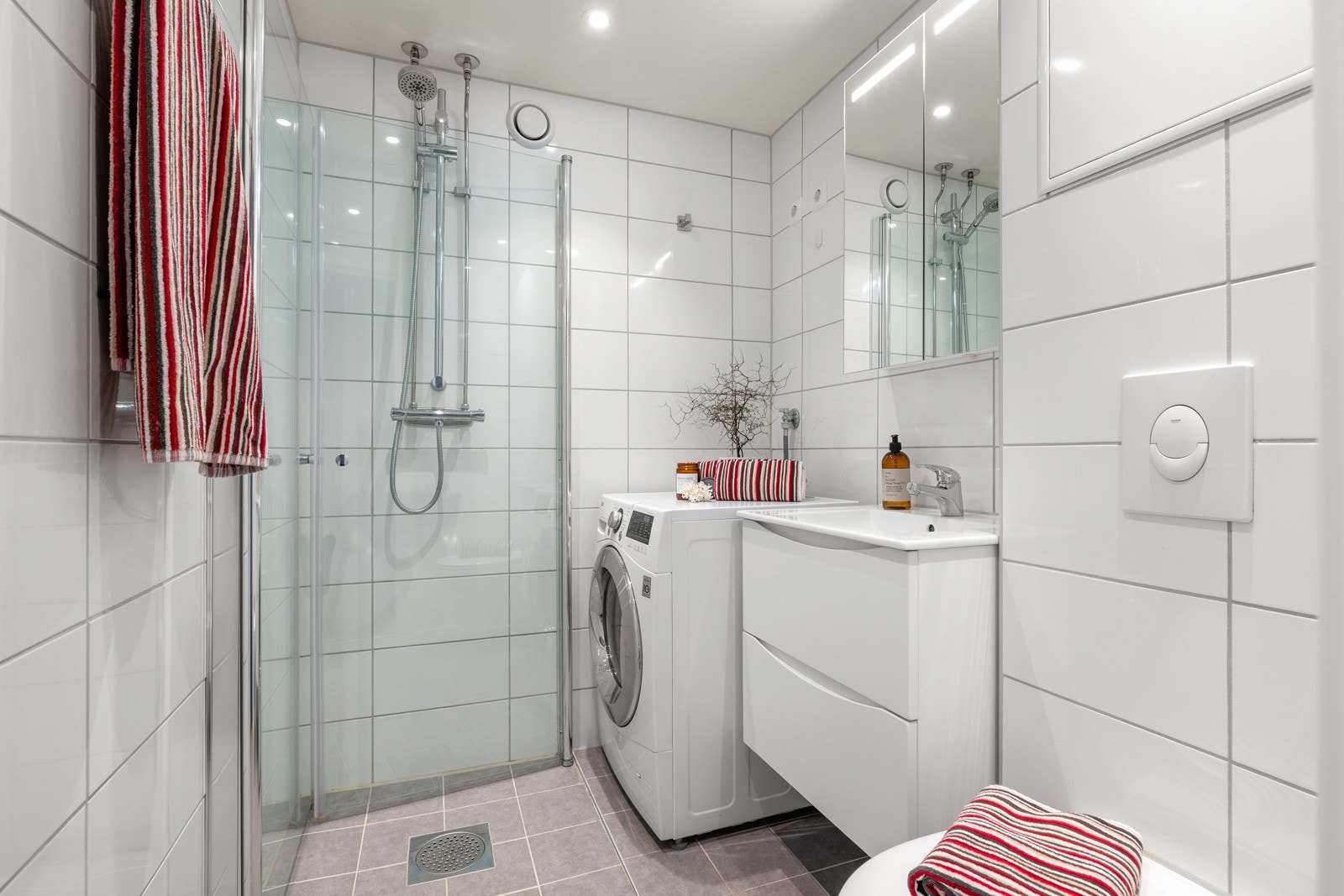 Badet ble totaloppusset i 2023 og har en stilren servantinnredning med skuffer som gir god oppbevaringsplass. Galleribilde