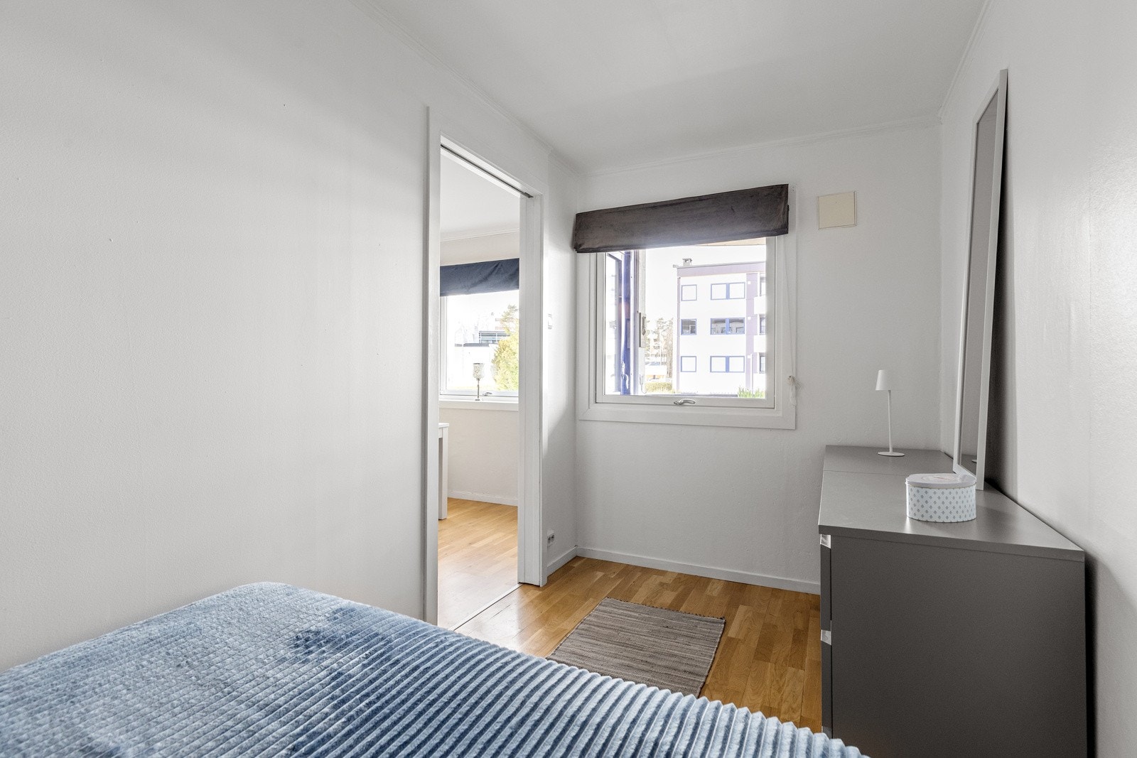 Rommet har en praktisk skyvedør som sparer plass og gir en effektiv romløsning. Galleribilde