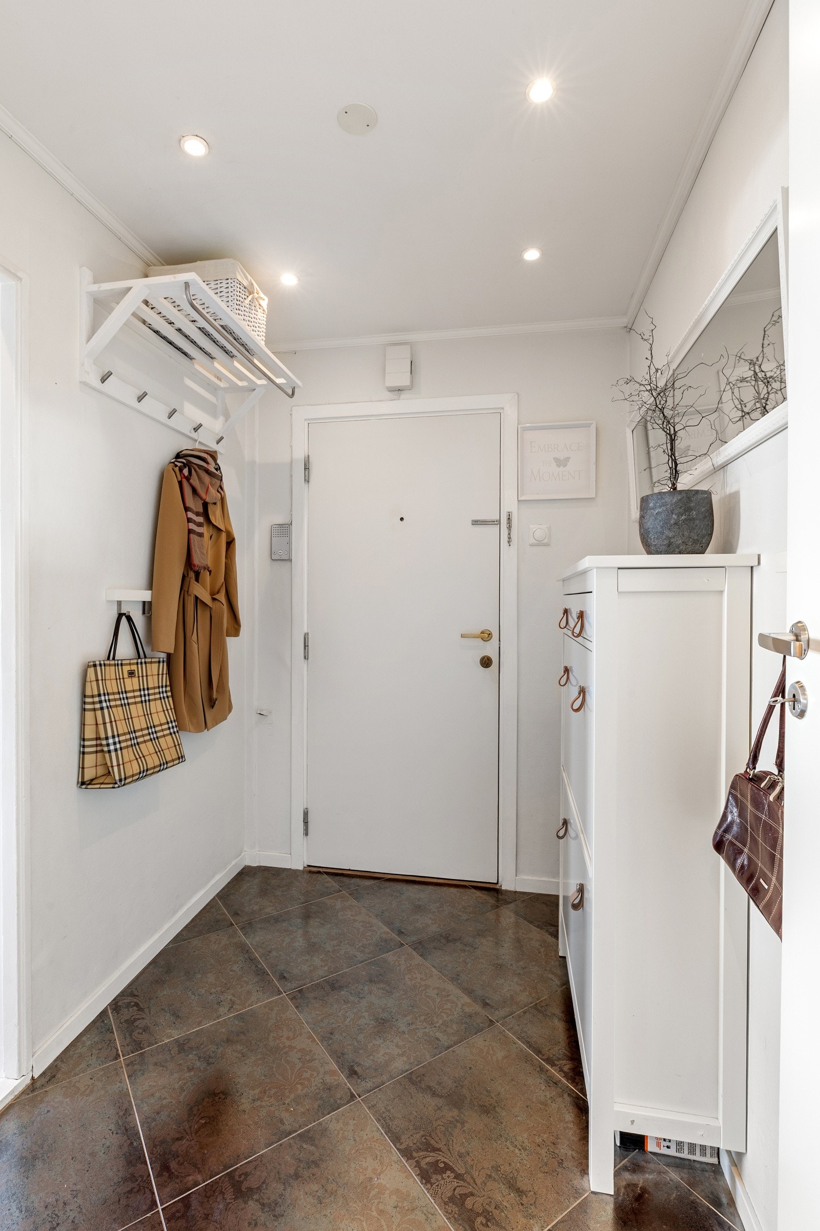 Downlights i taket sørger for god belysning og bidrar til et innbydende førsteinntrykk av leiligheten. Galleribilde