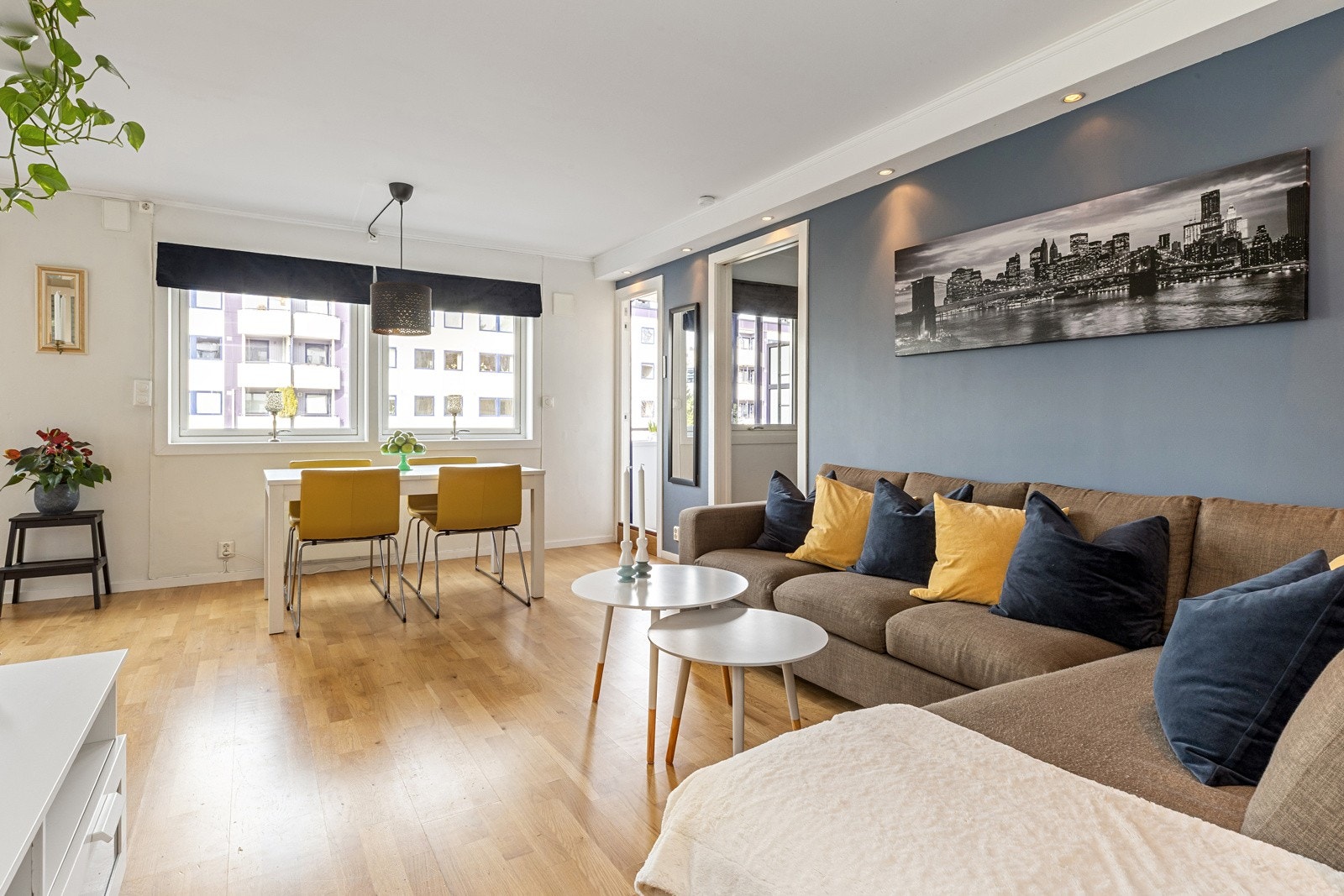 Den åpne løsningen gir god plass til et stort spisebord. Galleribilde