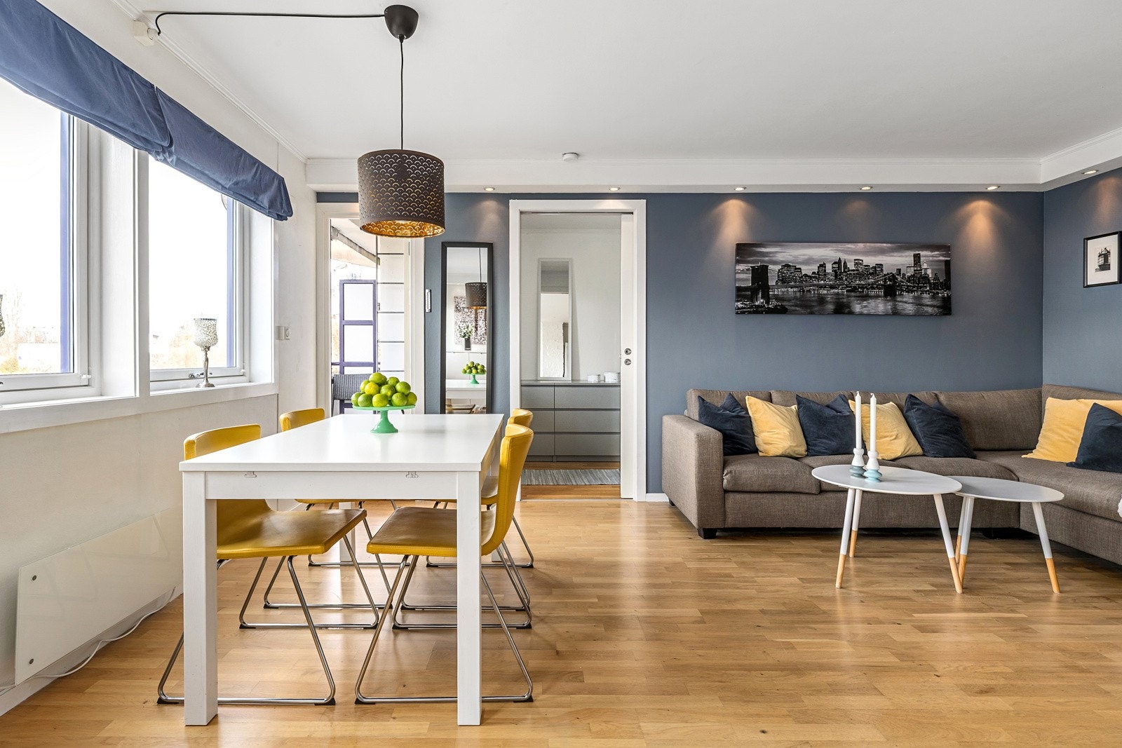 Stuen er romslig med gode møbleringsmuligheter for en stor sofagruppe. Galleribilde