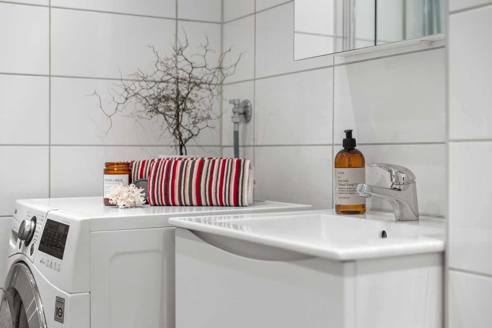 Det er opplegg for vaskemaskin. Gulvet er utstyrt med varmekabler for en behagelig temperatur, og downlights i taket sørger for godt lys. Galleribilde