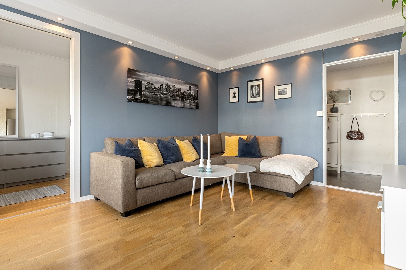 Det er downligths i taket langs veggen som skaper hyggelig belysning. Galleribilde