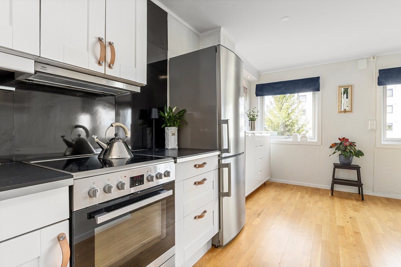 Kjøkkenet består av en stilren innredning med hvite fronter og har en åpen løsning mot stuen. Galleribilde