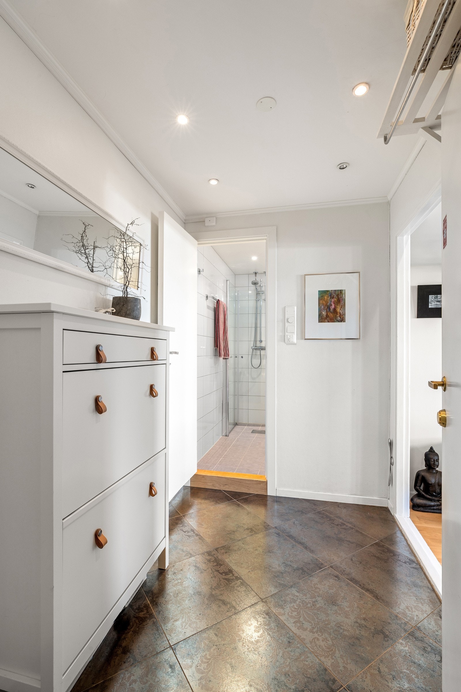 Entréen er lys og innbydende med flislagt gulv og god plass til oppbevaring av yttertøy Galleribilde