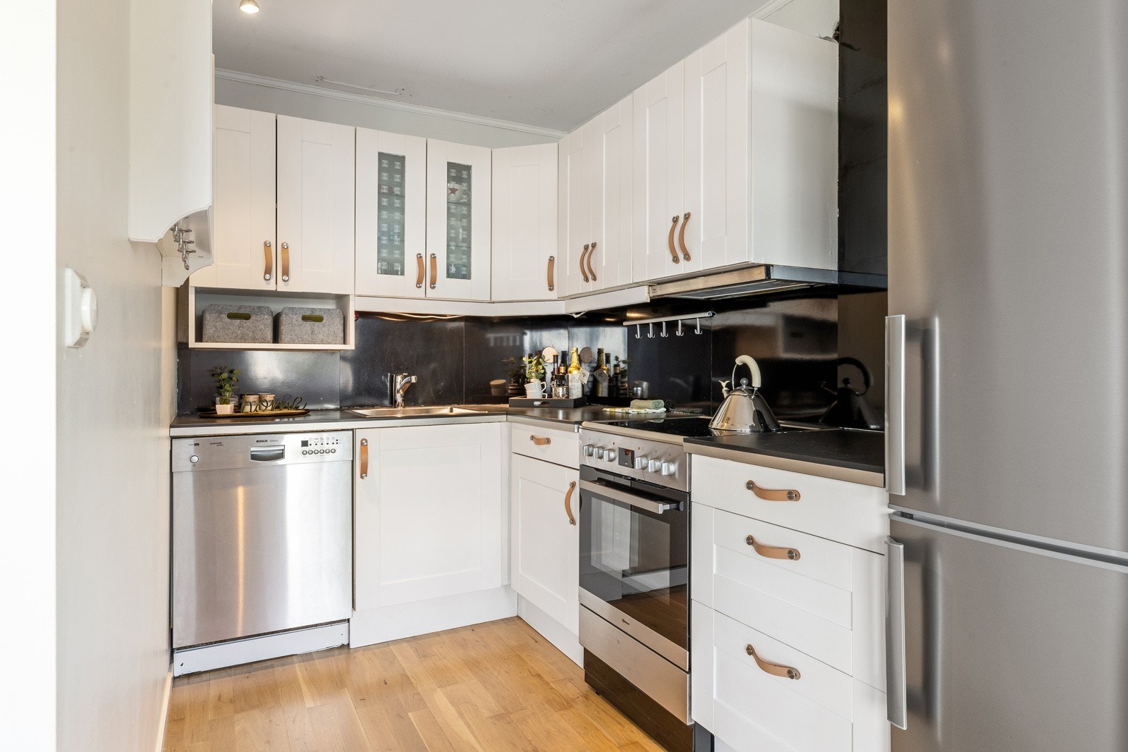 Innredningen er funksjonell og tilrettelagt for frittstående hvitevarer. Galleribilde