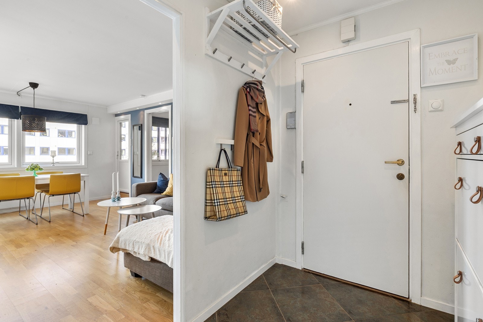 Her er det plass til et skoskap, og er innredet med en praktisk knaggrekke samt en hylle som gir smart og lett tilgjengelig oppbevaring av yttertøy og tilbehør. Galleribilde