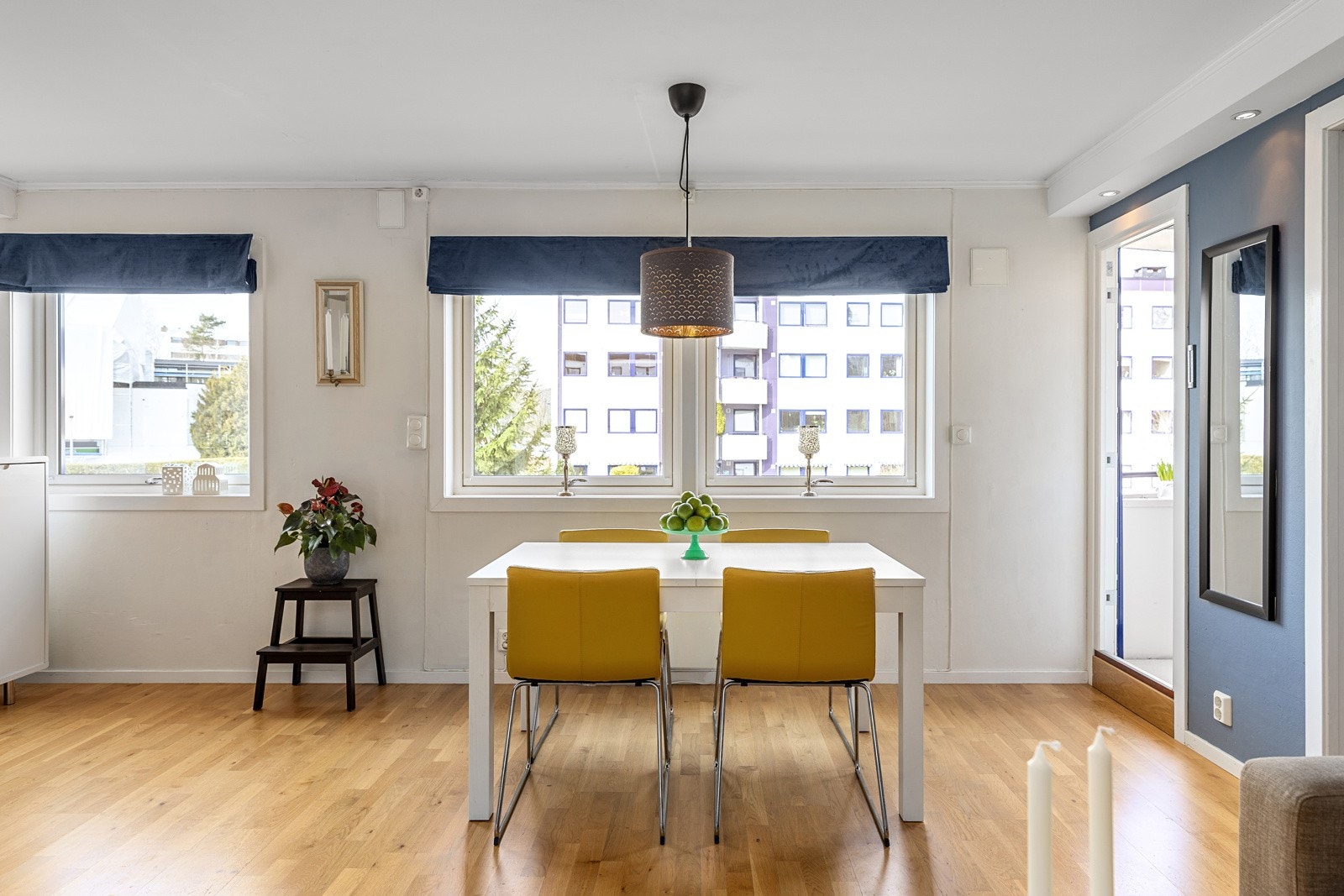 Det er store vindusflater slipper inn rikelig med naturlig lys. Galleribilde