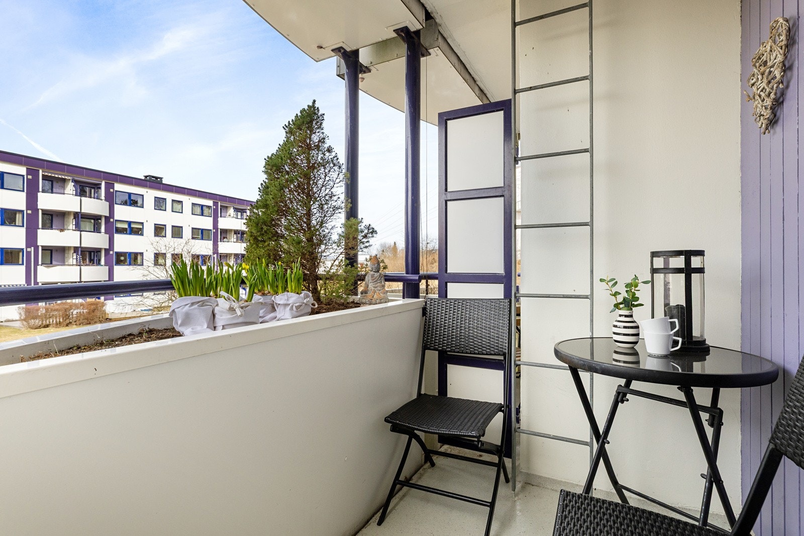 Fra stuen er det utgang til en balkong, som gir en fin forlengelse av oppholdsrommet. Balkongen vender mot nordvest og har plass til møblering med stoler og bord, perfekt for å nyte ettermiddagssolen. Galleribilde