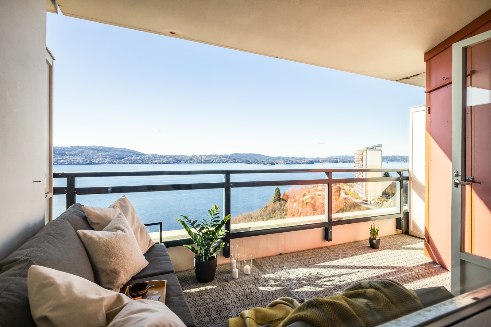 Rekkverket har glassfelt som gir en utvidet utsikt over Byfjorden, Askøy og nærområdene. Til høyre i bildet finner du en bod på ca. 1,8 kvm med plass til bla. sofaputer. Galleribilde