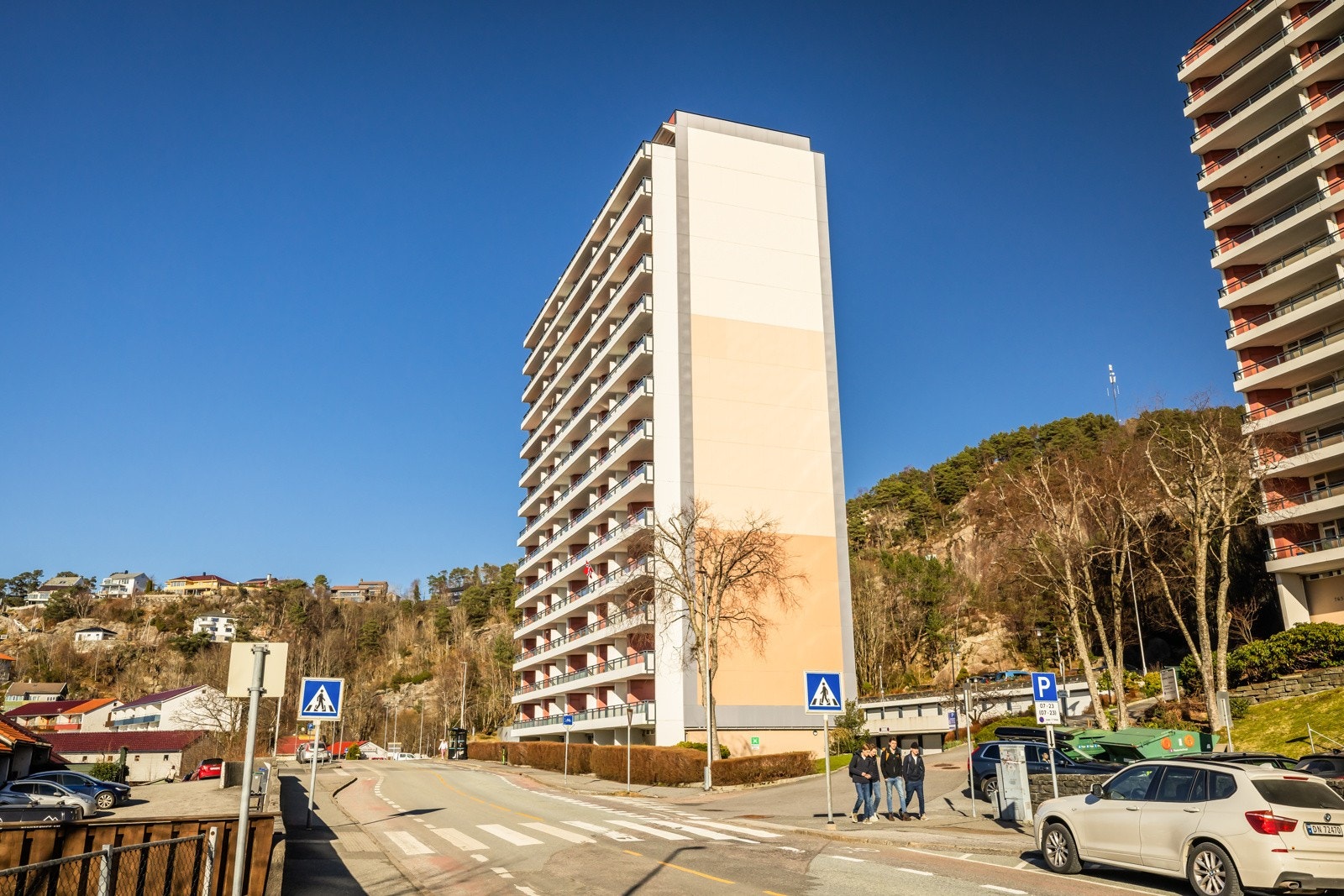 Nærmeste busstopp ligger rett utenfor blokken, og nærmeste dagligvarebutikk (Extra) finnes i nabobygget. Galleribilde