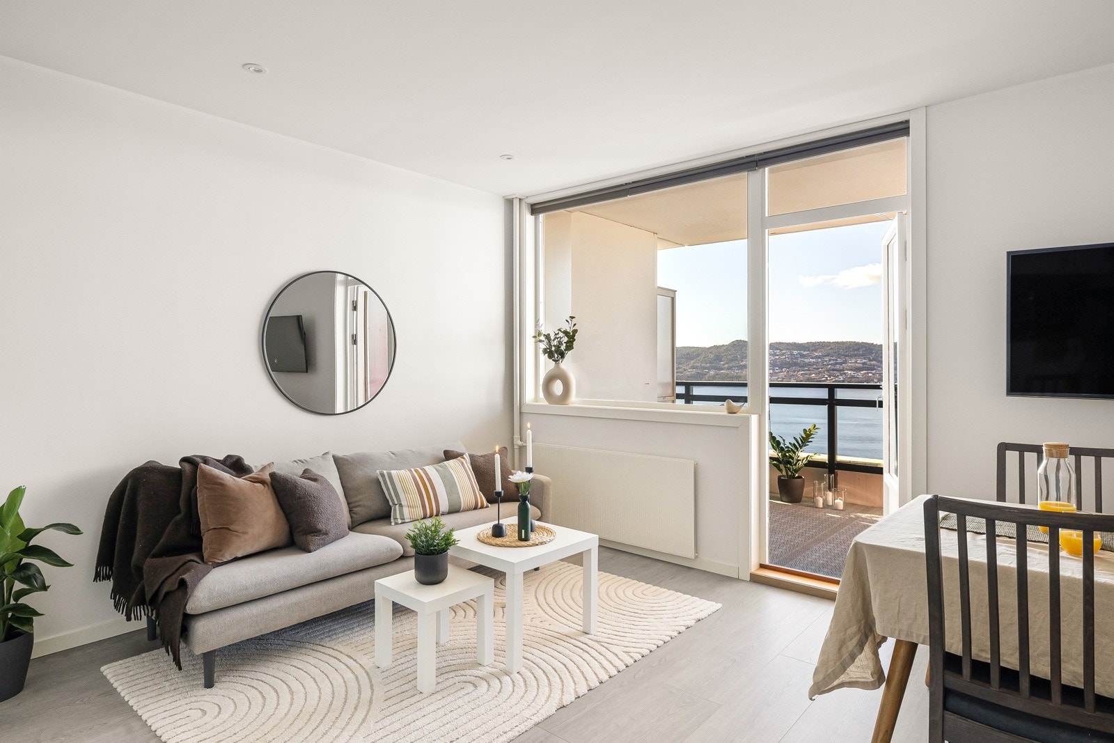 Under vinduet i stuen finner du en radiator, og sentralvarme er inkludert i felleskostnadene. Galleribilde