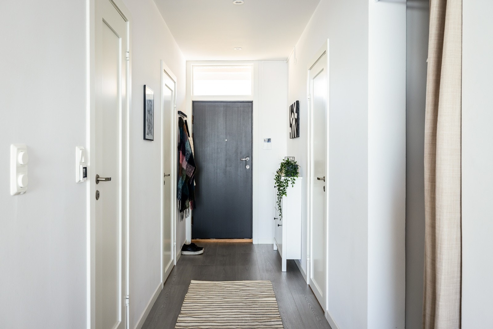 Fra leilighetens entré/gang har man tilgang til begge soverommene og badet. Galleribilde