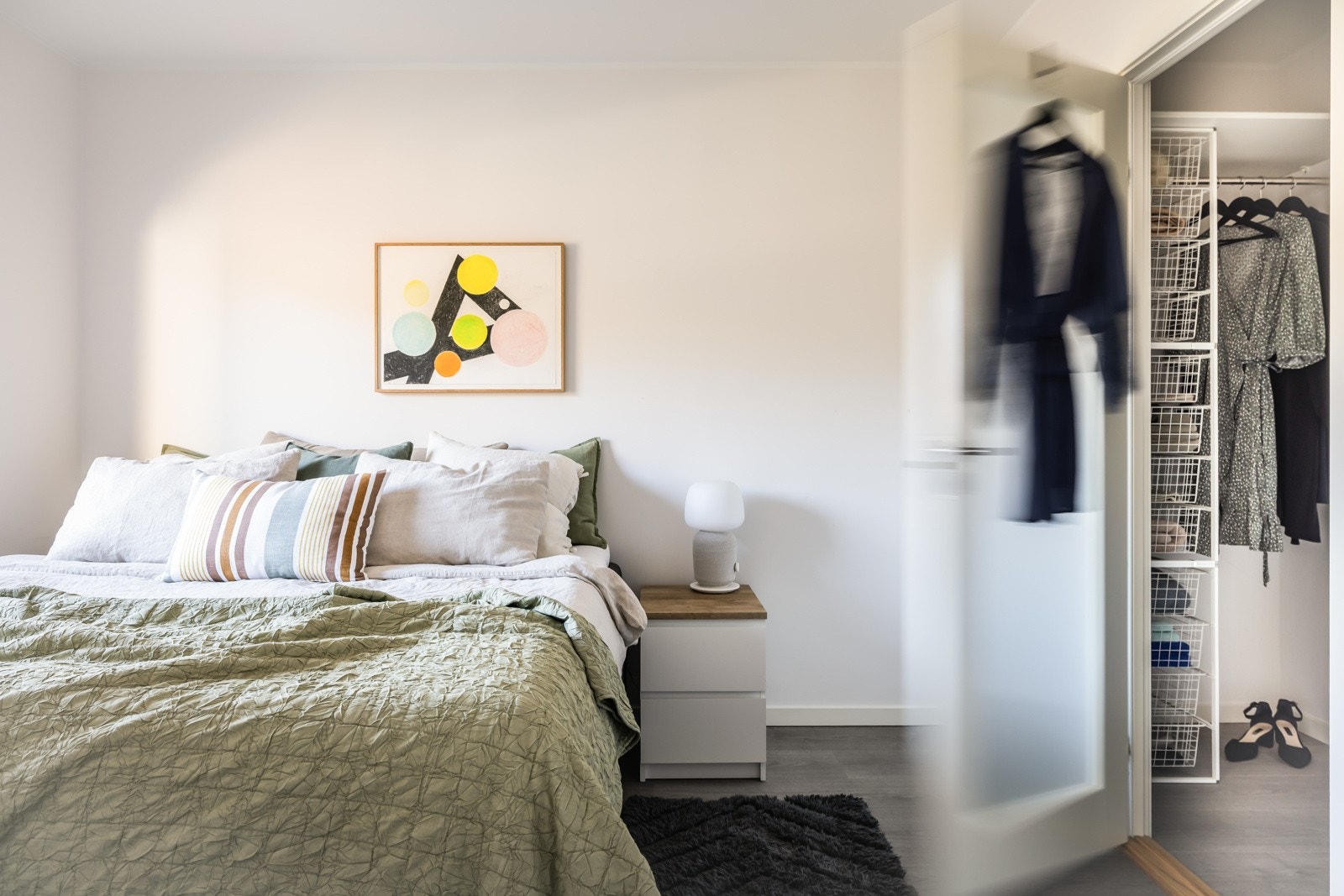 Fra hovedsoverommet er det inngang til herlig walk-in på 2,5 kvm med gode oppbevaringsmuligheter. Galleribilde