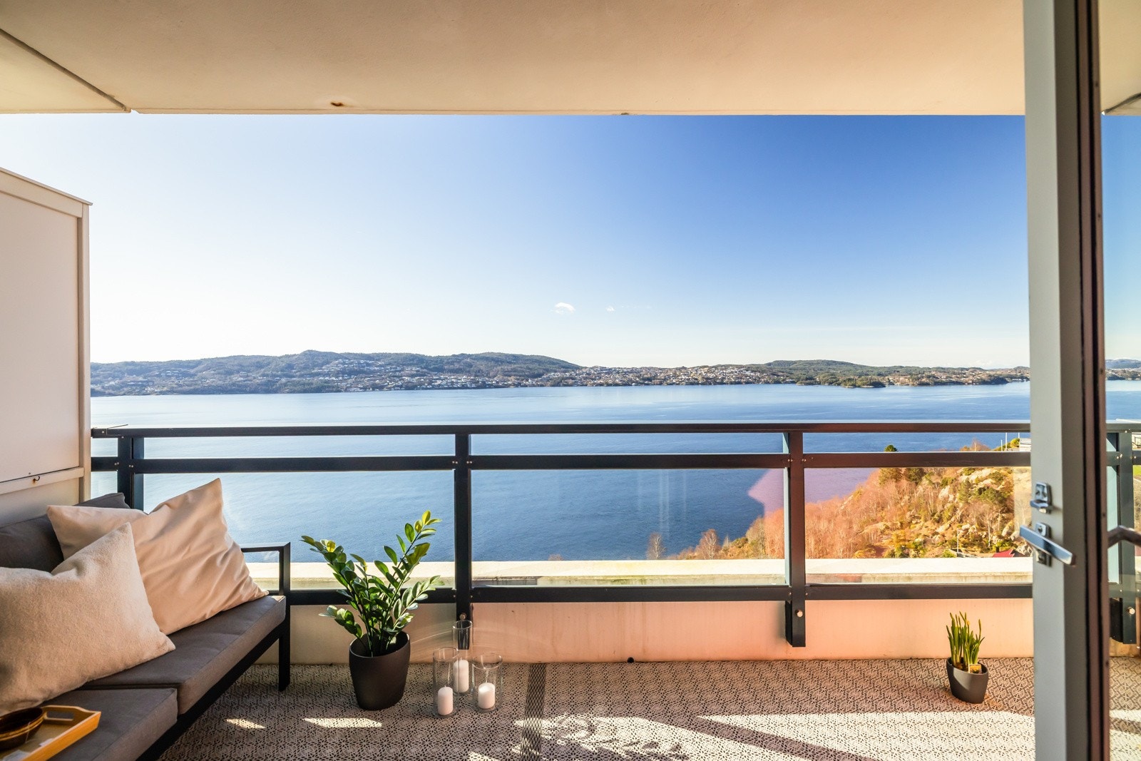 PrivatMegleren v/Julianne Jonassen har gleden av å ønske velkommen til denne fine 3-romsleiligheten i Helleveien 267 med helt nydelig utsikt og solforhold. Galleribilde