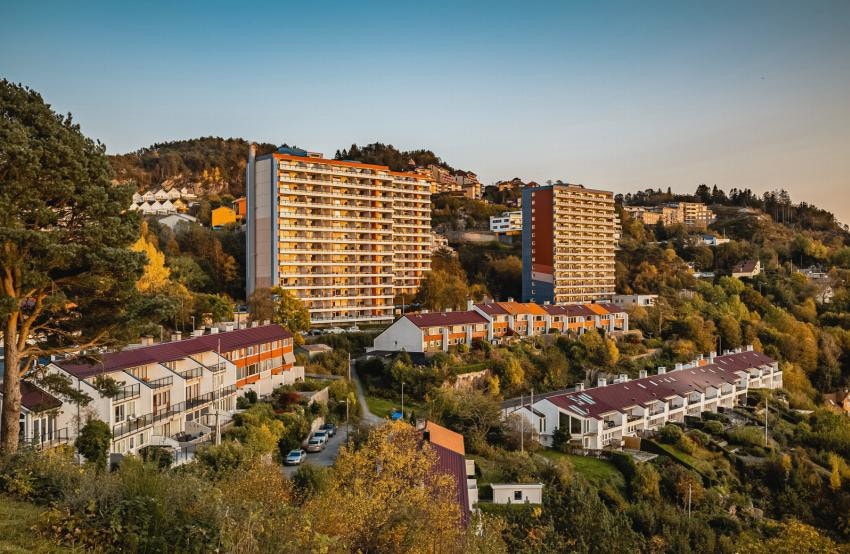 Med andre ord får du som kommende beboer ikke bare en nydelig og moderne leilighet, men også kort avstand til både dagligvarebutikker, flotte turområder, skoler og badeplass. Velkommen til visning! Galleribilde