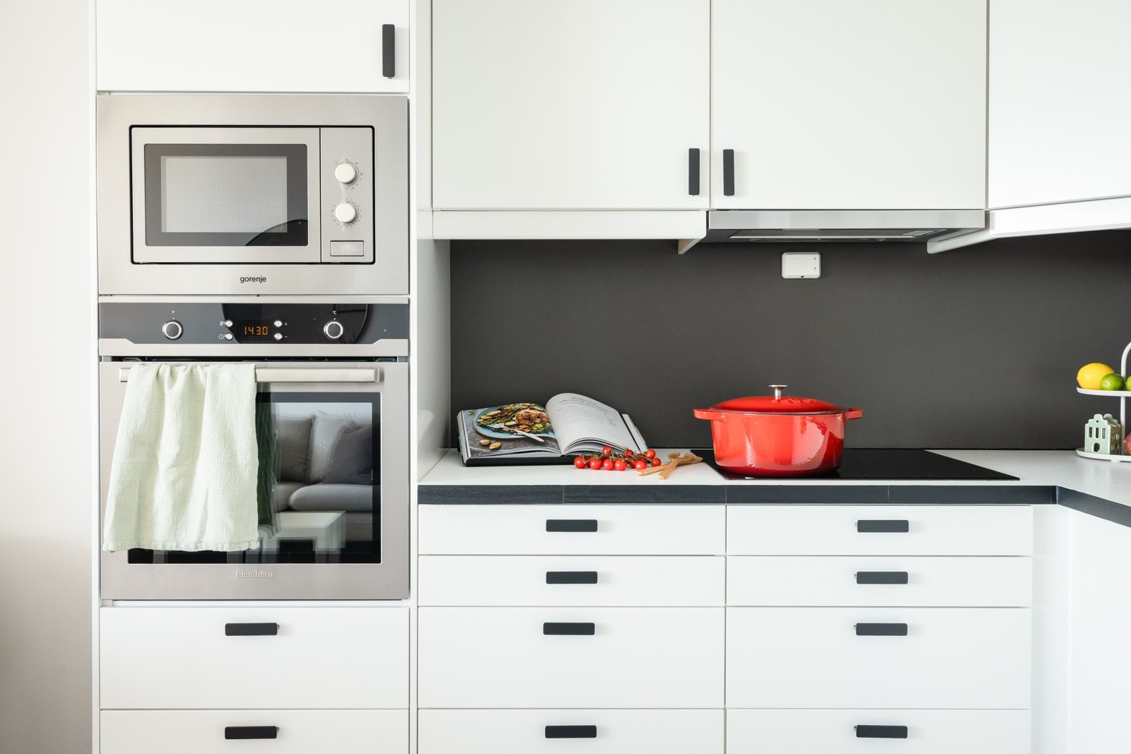 I 2022 ble det montert nye kjøkkenhåndtak, og i 2024 ble kjøkkenveggen under overskapene malt. Galleribilde