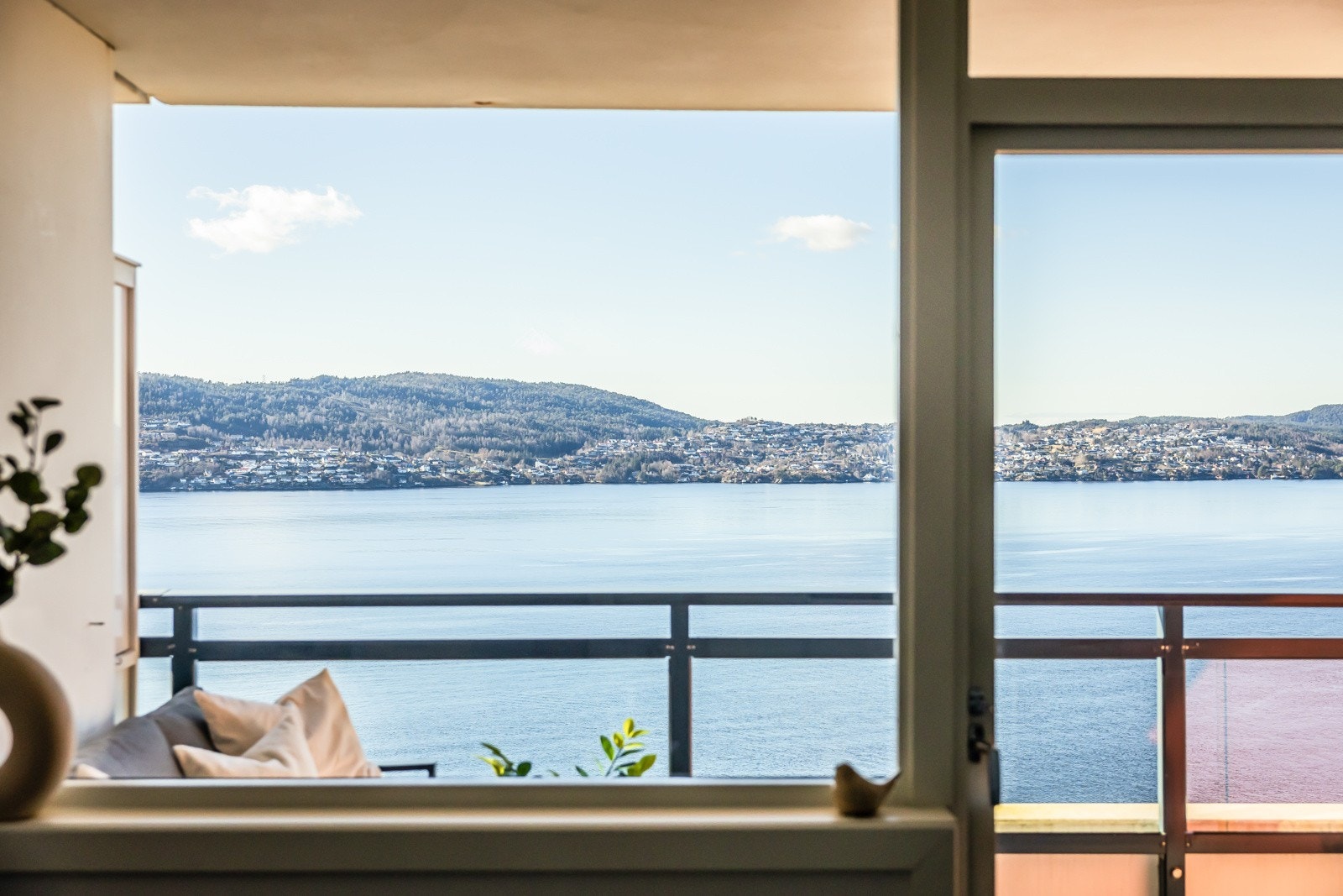 Her får du en helt nydelig utsikt over deler av Byfjorden, Askøy, Meland og de omkringliggende fjellene. Galleribilde