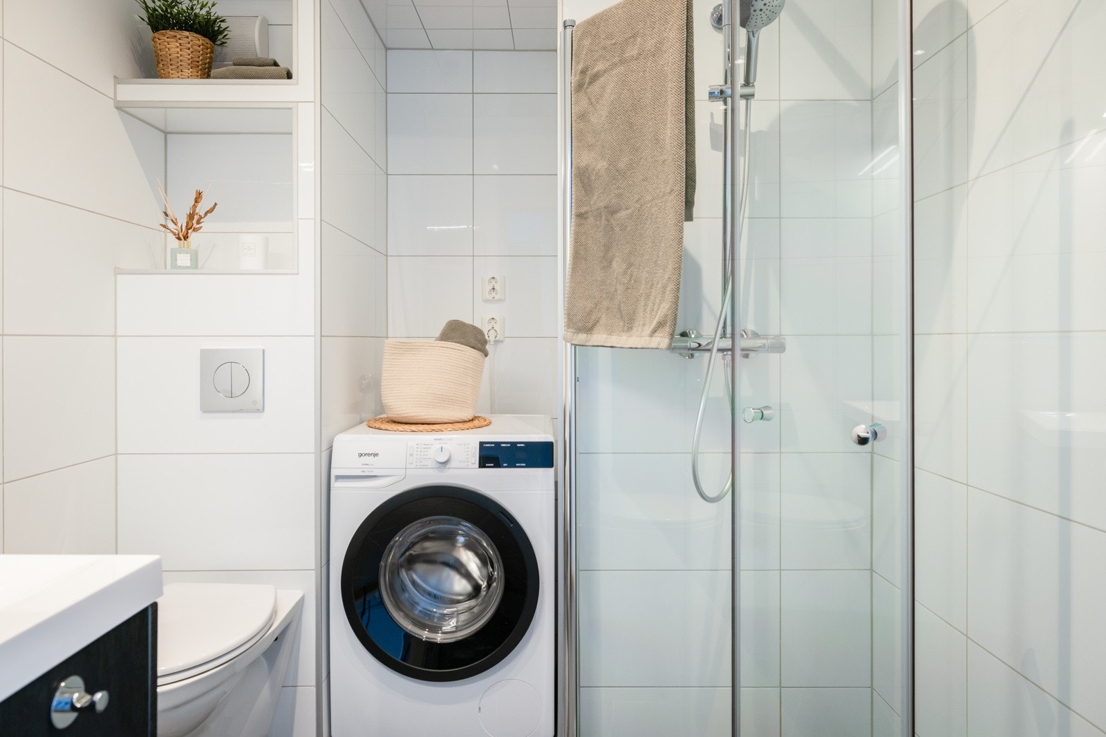 Badet ble pusset opp i 2018, med mørke fliser på gulvet og lyse fliser på veggene. Galleribilde