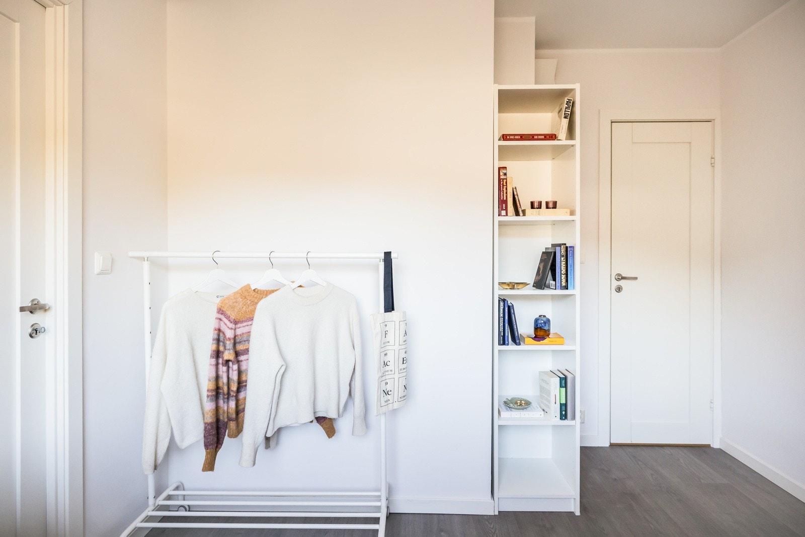 Fra rommet er det inngang til et kott på rett under 1 kvm. Galleribilde