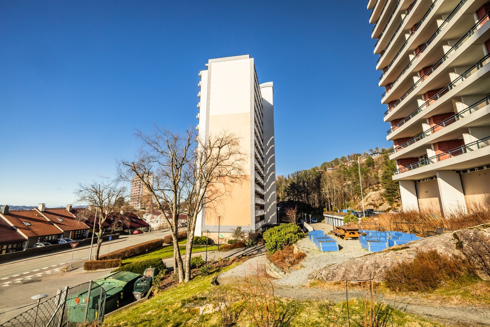 Borettslagets tomt er fint opparbeidet med grøntarealer og sosiale soner. Galleribilde