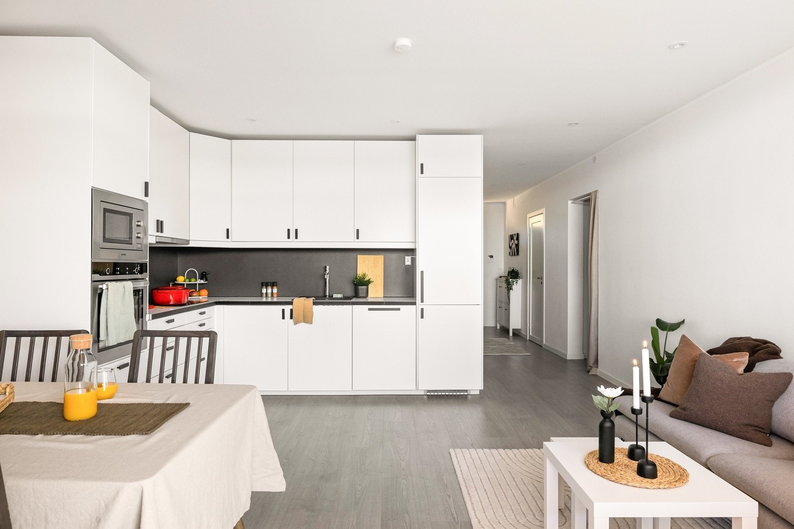 Laminatgulvet er gjennomgående i leiligheten, samt lysmalt betong og platekledning med LED-spotlights i himlingen. Galleribilde