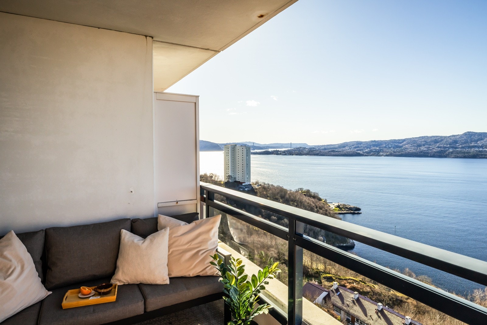 Leiligheten ligger i 13. etasje, noe som sørger for at du er helt usjenert. Galleribilde