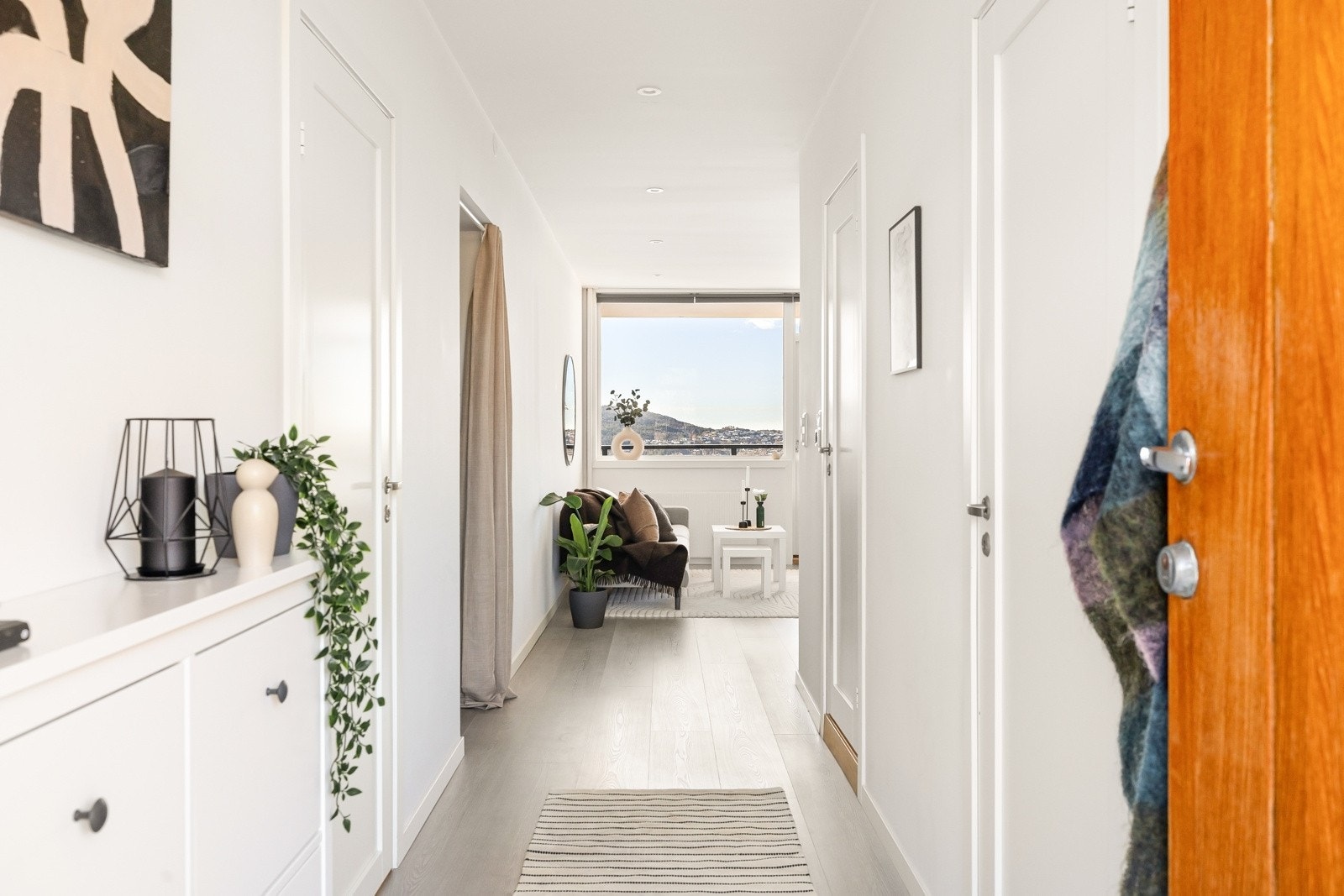 Det første som møter deg, er en lys og innbydende entré (ca. 7 kvm) med god plass til yttertøy og sko. Til venstre i bildet ser du en praktisk, innebygd garderobeløsning. Galleribilde