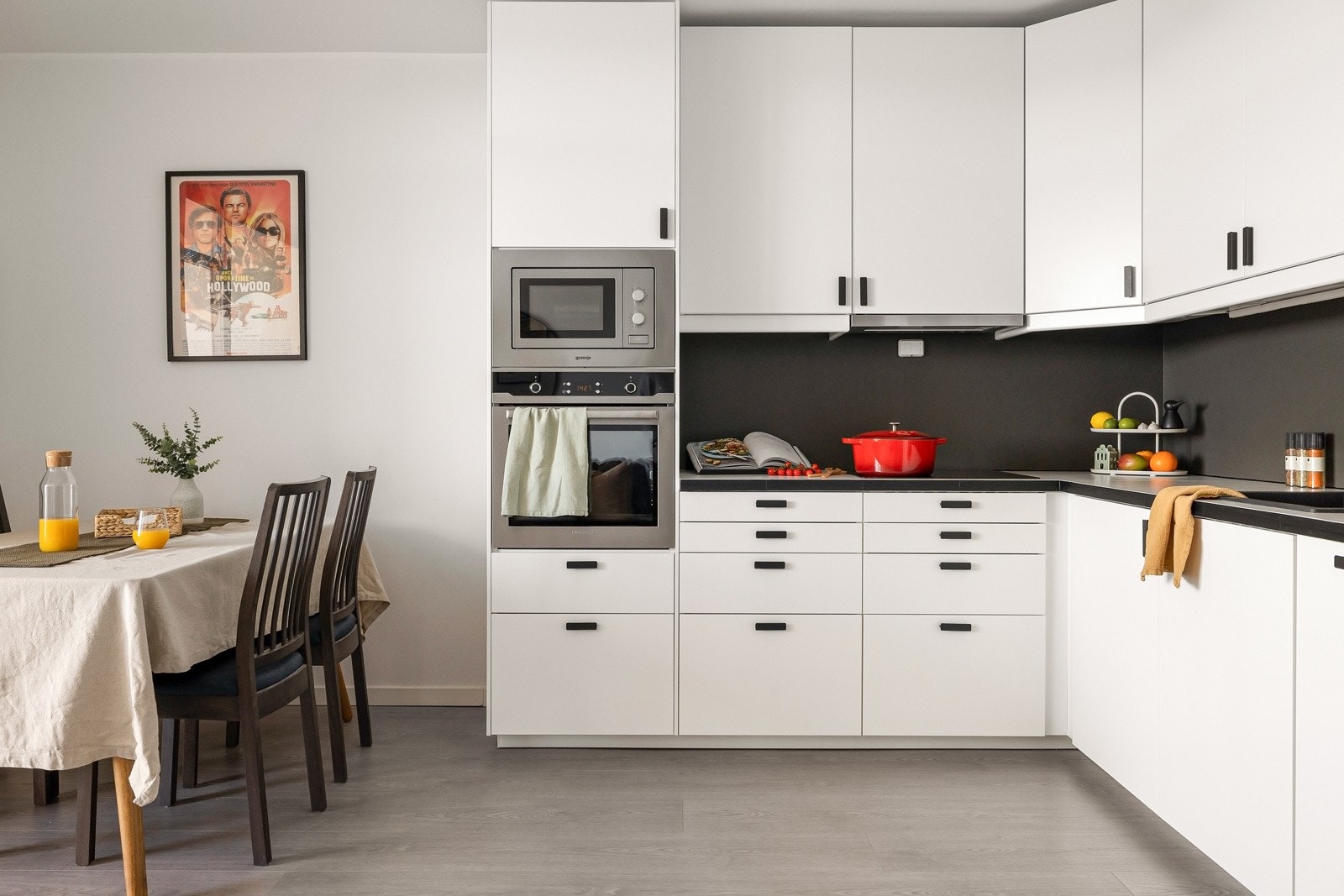 Av integrerte hvitevarer er det mikrobølgeovn, stekeovn, platetopp med induksjon, oppvaskmaskin og kjøleskap med frys. Galleribilde