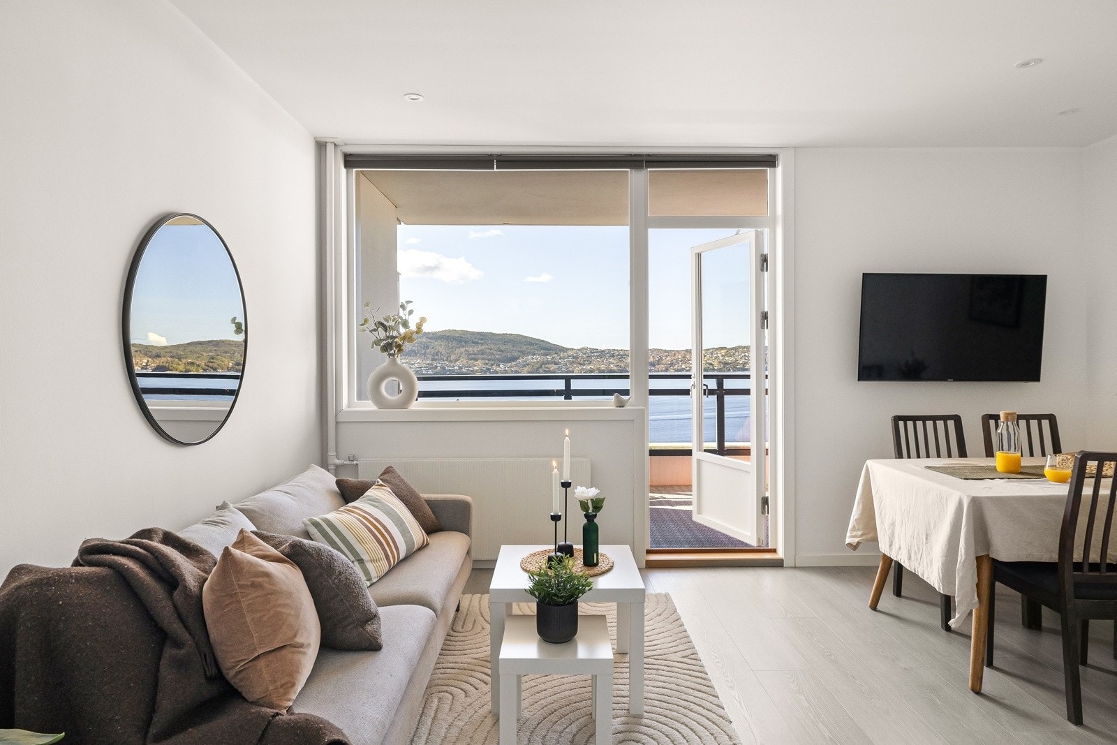 Videre inn i leiligheten kommer du til denne herlige stuen - et lunt og luftig rom med flere muligheter for møblering. Galleribilde