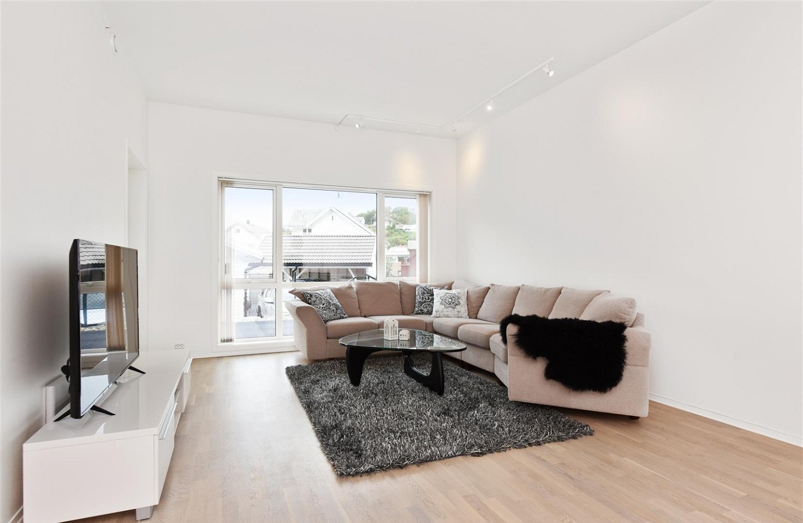 Lys stue med stort vindu og ekstra god takhøyde som gir en god romfølelse. Galleribilde