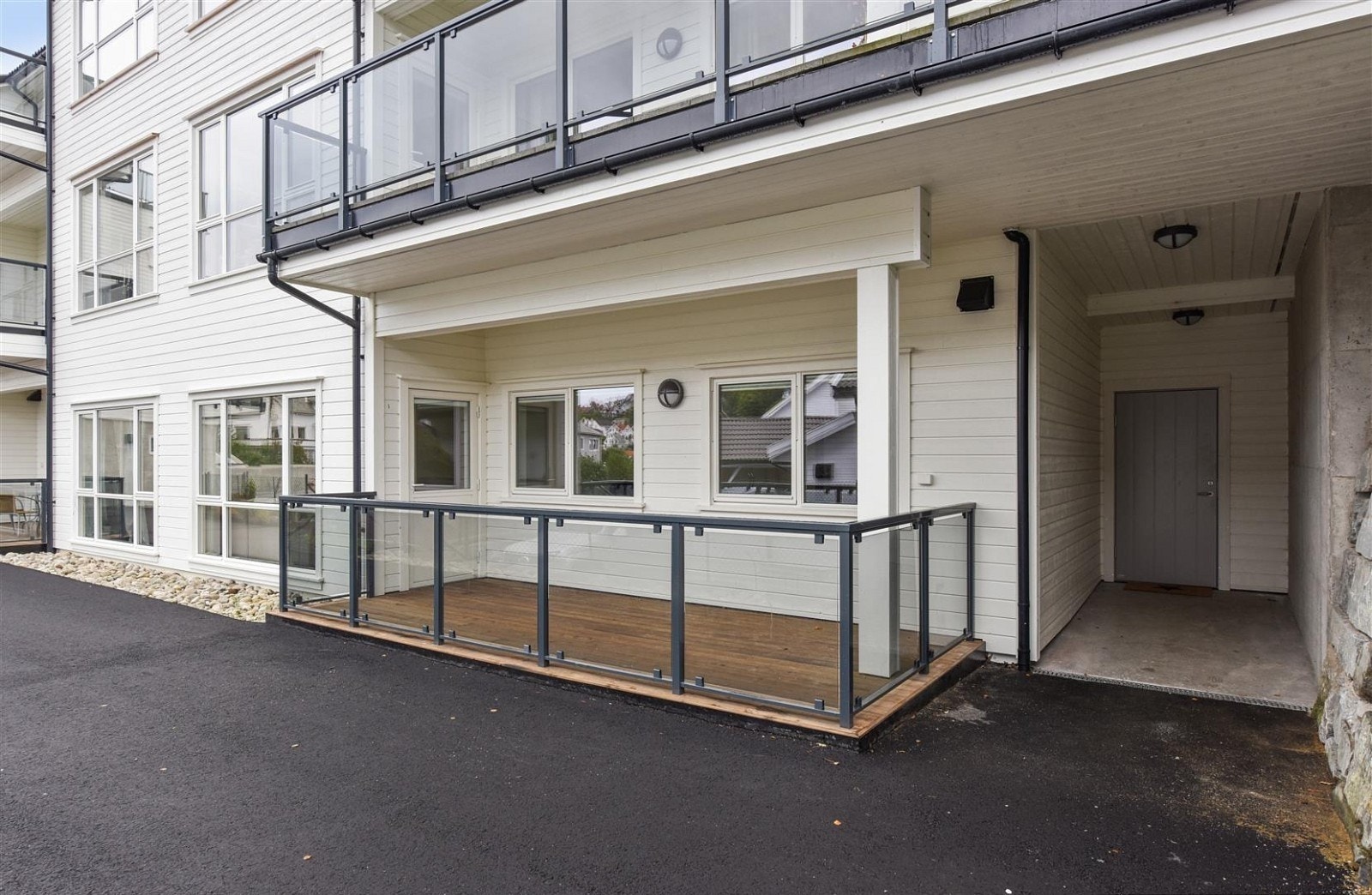 Leiligheten ligger på bakkeplan med egen inngang som er adskilt fra resten av bygget. Balkong på bakkeplan. Galleribilde