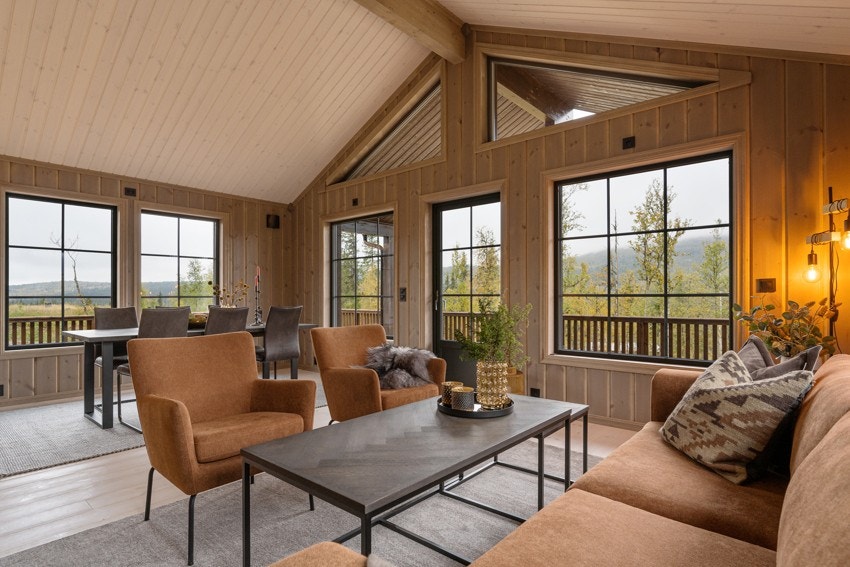 Store vindusfelt ut fra stue mot vest med glassfelt oppe i gavl noe som gir meget gode solforhold inn i stue/kjøkken Galleribilde