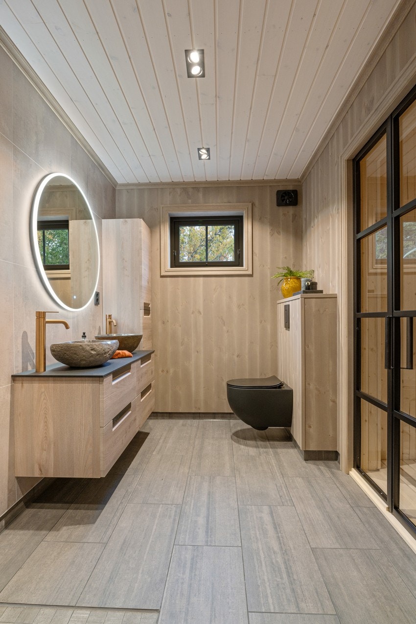 Stort romslig bad på ca. 6 m² med badstue på ca. 2,9 m² hvor det bli plassbygd innredning og adkomstdør av glass og smijern Galleribilde